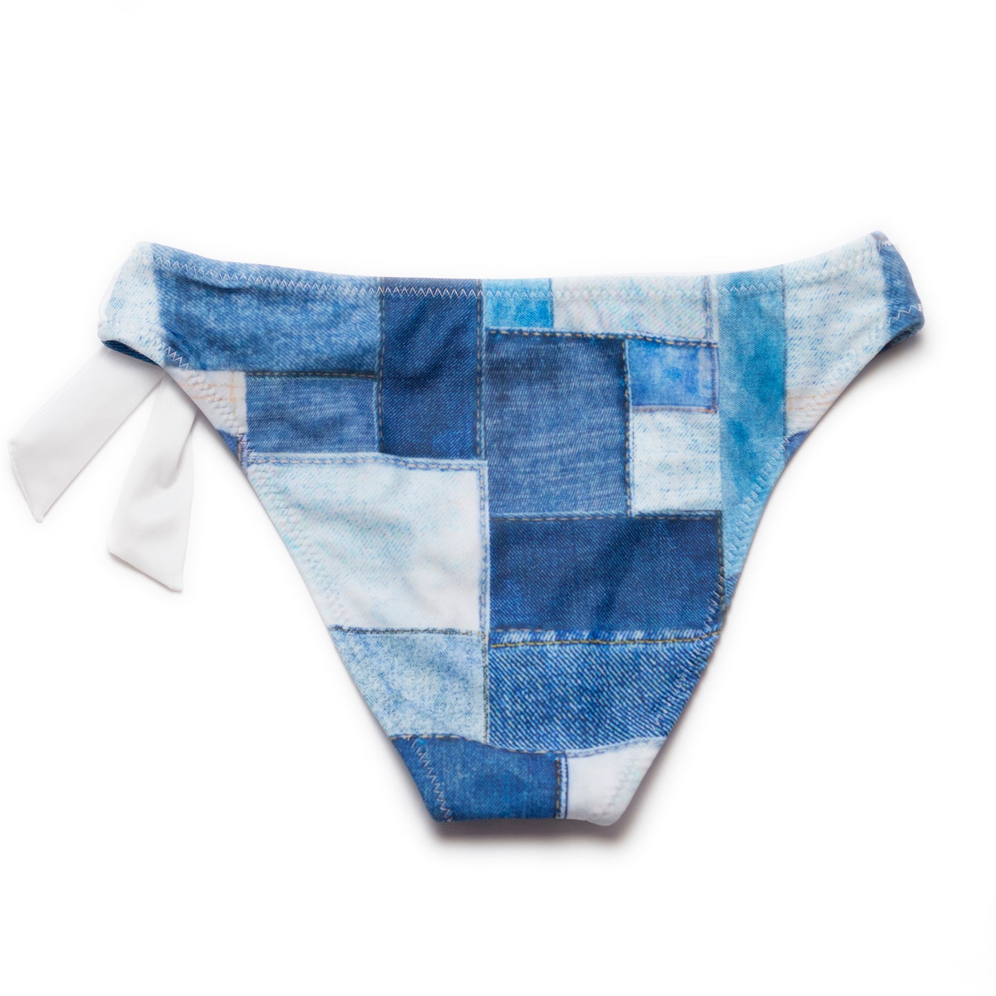 Farmer hatású női bikini alsó, hátulról fotózva, fehér háttéren, látható varrás részletekkel.