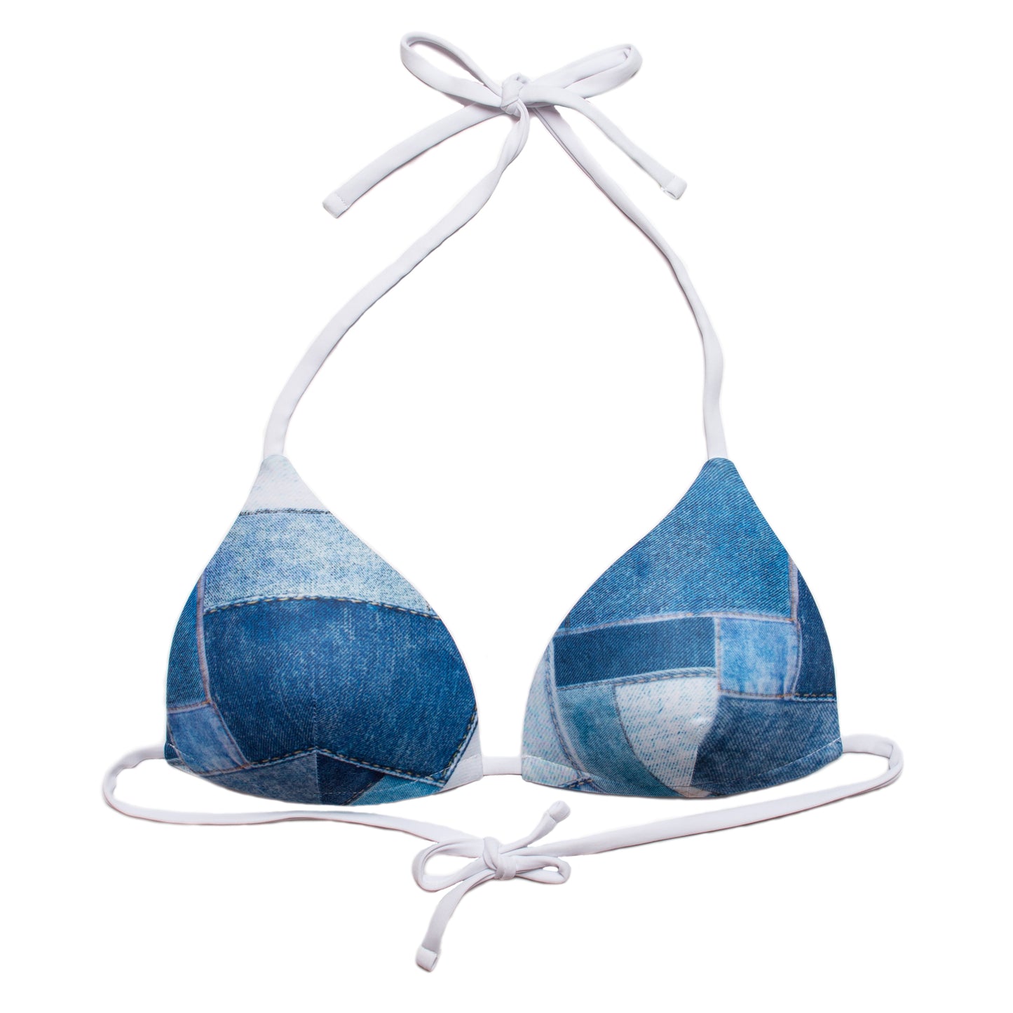 Elölnézetből készült kép farmer hatású női bikini felsőről, fehér és kék denim patchwork mintával, fehér háttéren.