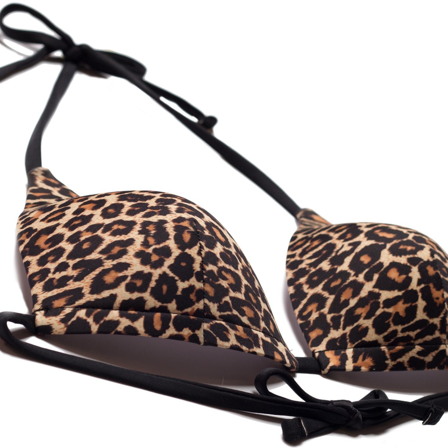 Leopárdmintás háromszög bikini felső kosarainak részletfotója, fekete pántokkal, fehér háttéren.