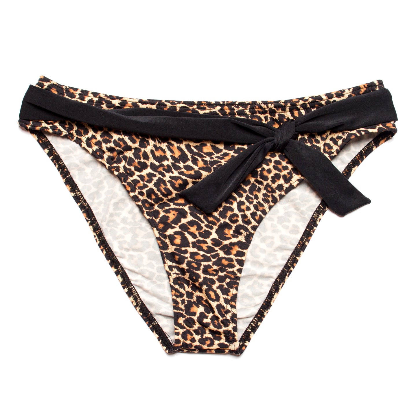 Leopárd mintás női bikini alsó fekete megkötővel elölről fotózva, klasszikus szabással, fehér háttéren.