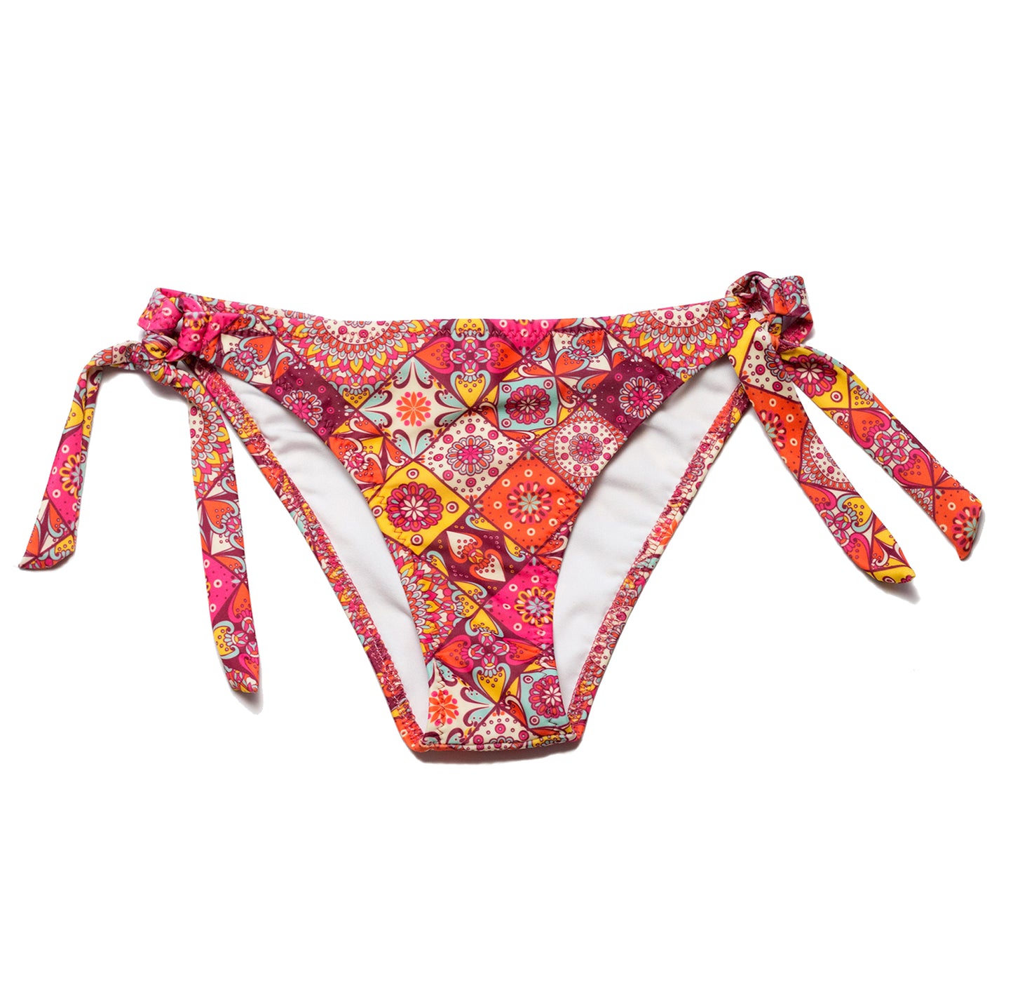 Mandala mintás női bikini alsó elöl nézet, oldalt megkötős pánttal, fehér béléssel, klasszikus szabással, fehér háttéren.