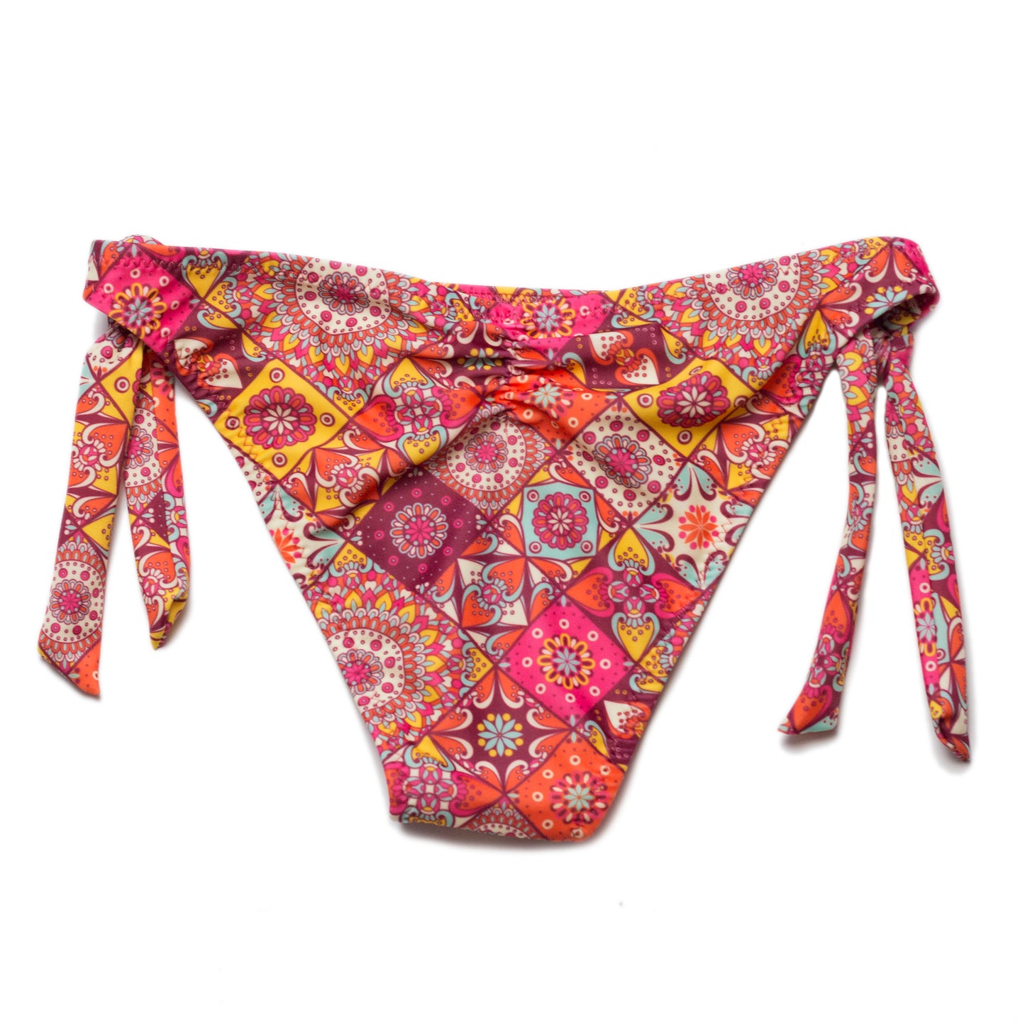 Mandala mintás női bikini alsó hátul nézet, oldalt megkötőkkel, klasszikus szabással, enyhén gumírozott középrésszel, fehér háttéren.