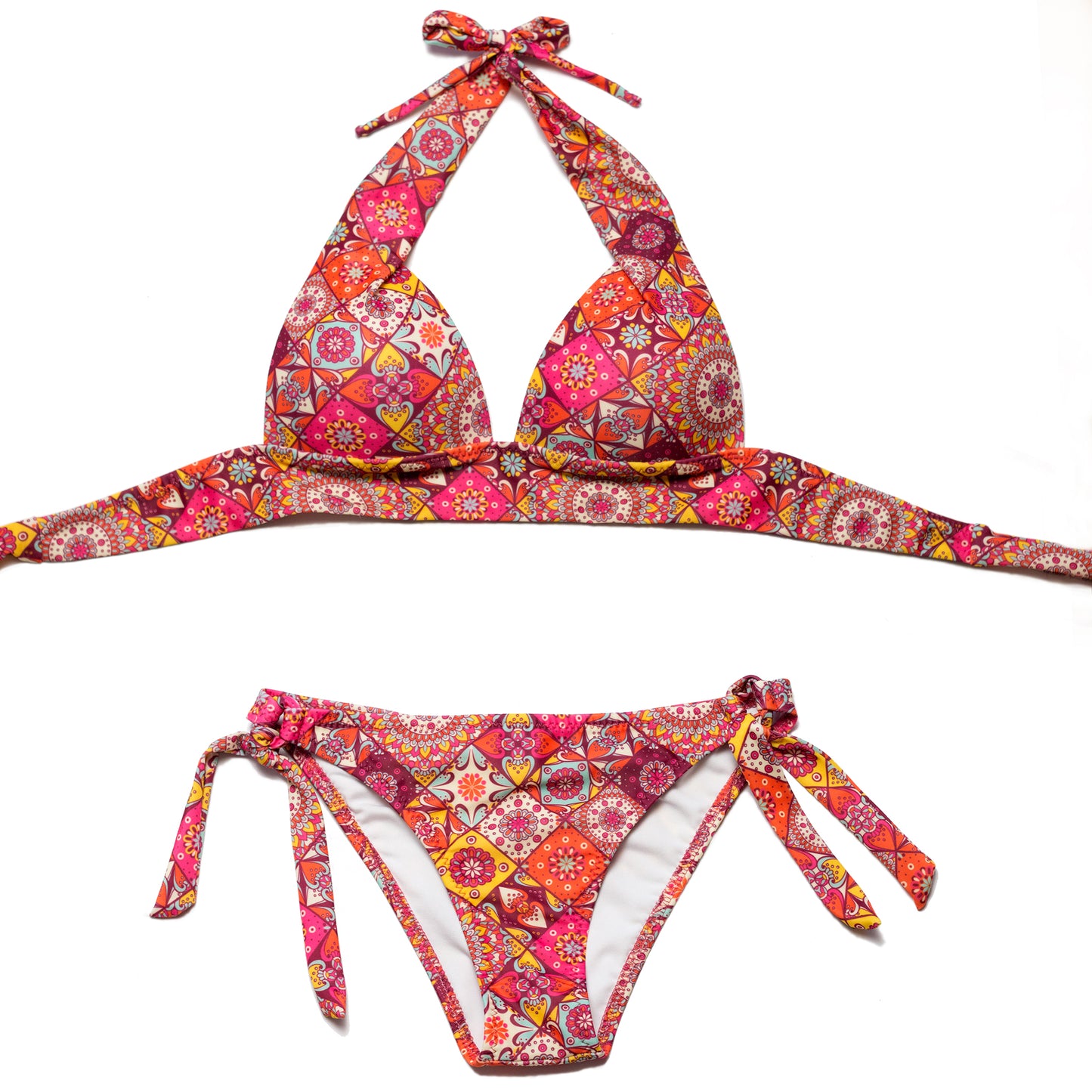 Mandala mintás háromszög push-up bikini felső, klasszikus teli fazonú bikini alsó termék fotója fehér háttéren