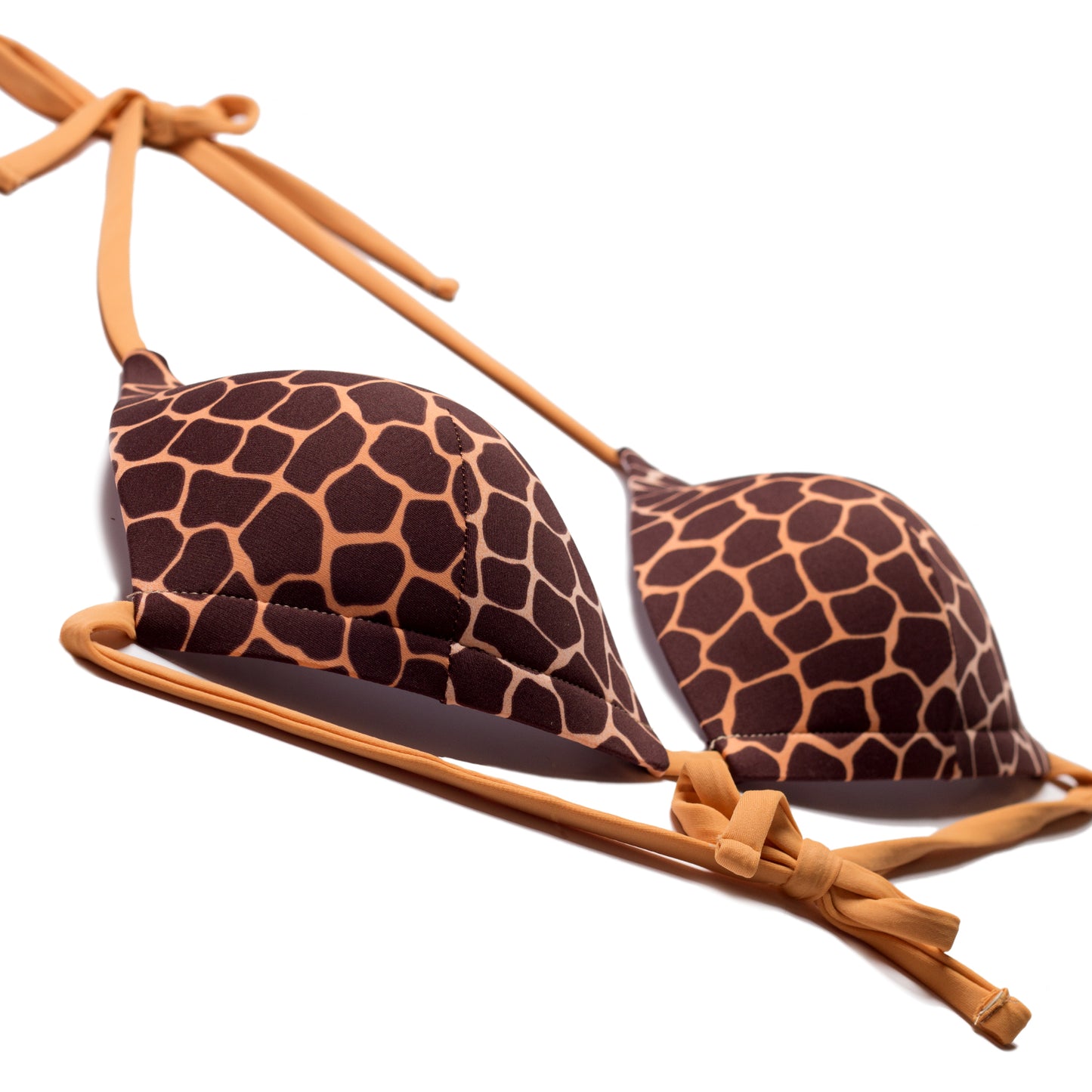Zsiráf mintás, klasszikus háromszög fazonú női bikini felső kosarainak részletfotója, ferdén és oldalról fotózva, kontrasztos színű megkötővel.