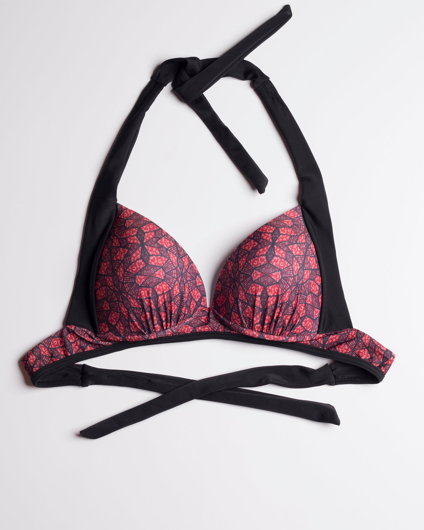 Navalang - Vörös-fekete absztrakt mintás szélesített fekete pántos push-up bikini felső, előről, fehér háttéren