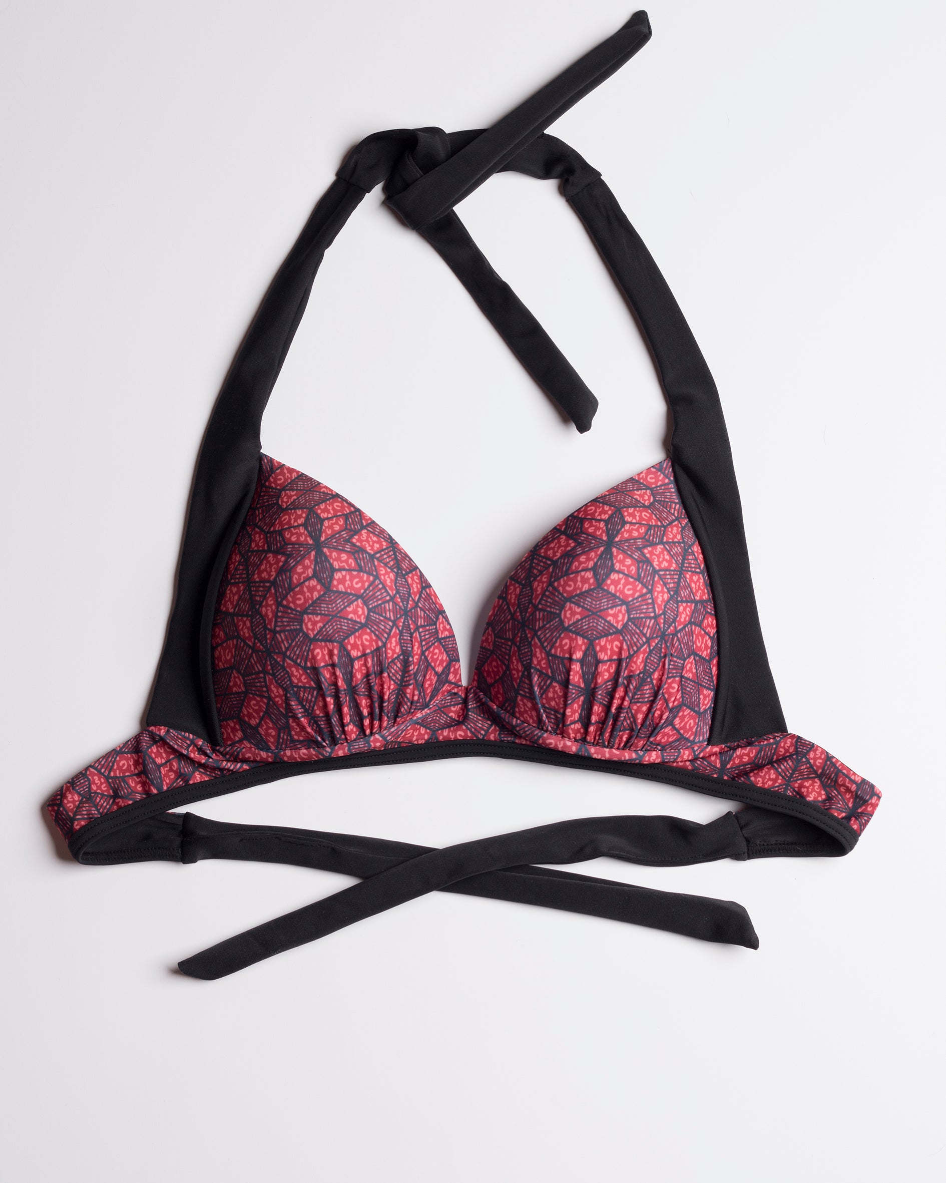 Navalang - Vörös-fekete absztrakt mintás szélesített fekete pántos push-up bikini felső, előről, fehér háttéren