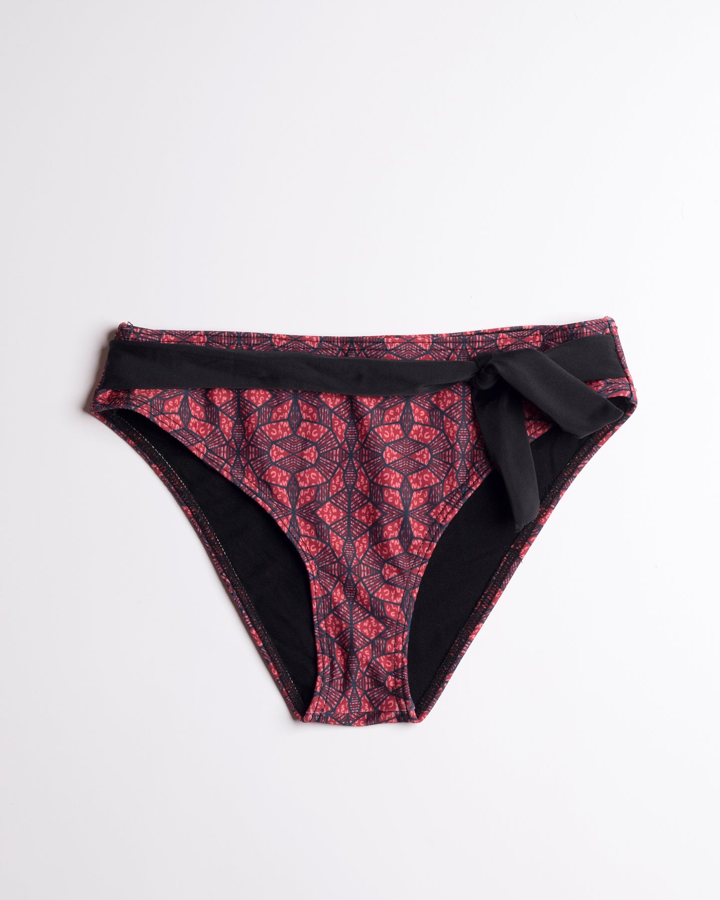 Navalang - Vörös-fekete absztrakt mintás, fekete díszmegkötős teli bikini alsó, előről, fehér háttéren