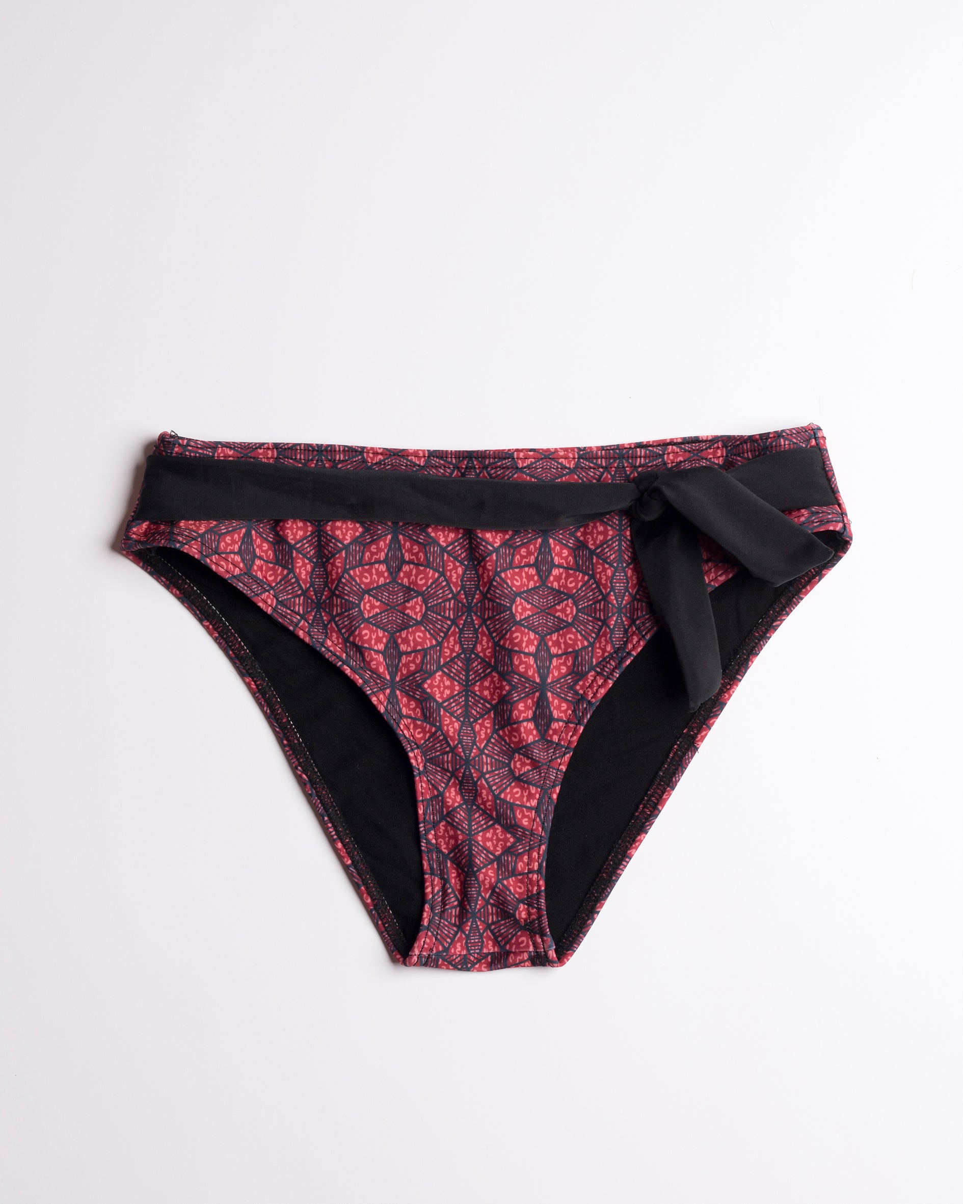 Navalang - Vörös-fekete absztrakt mintás, fekete díszmegkötős teli bikini alsó, előről, fehér háttéren