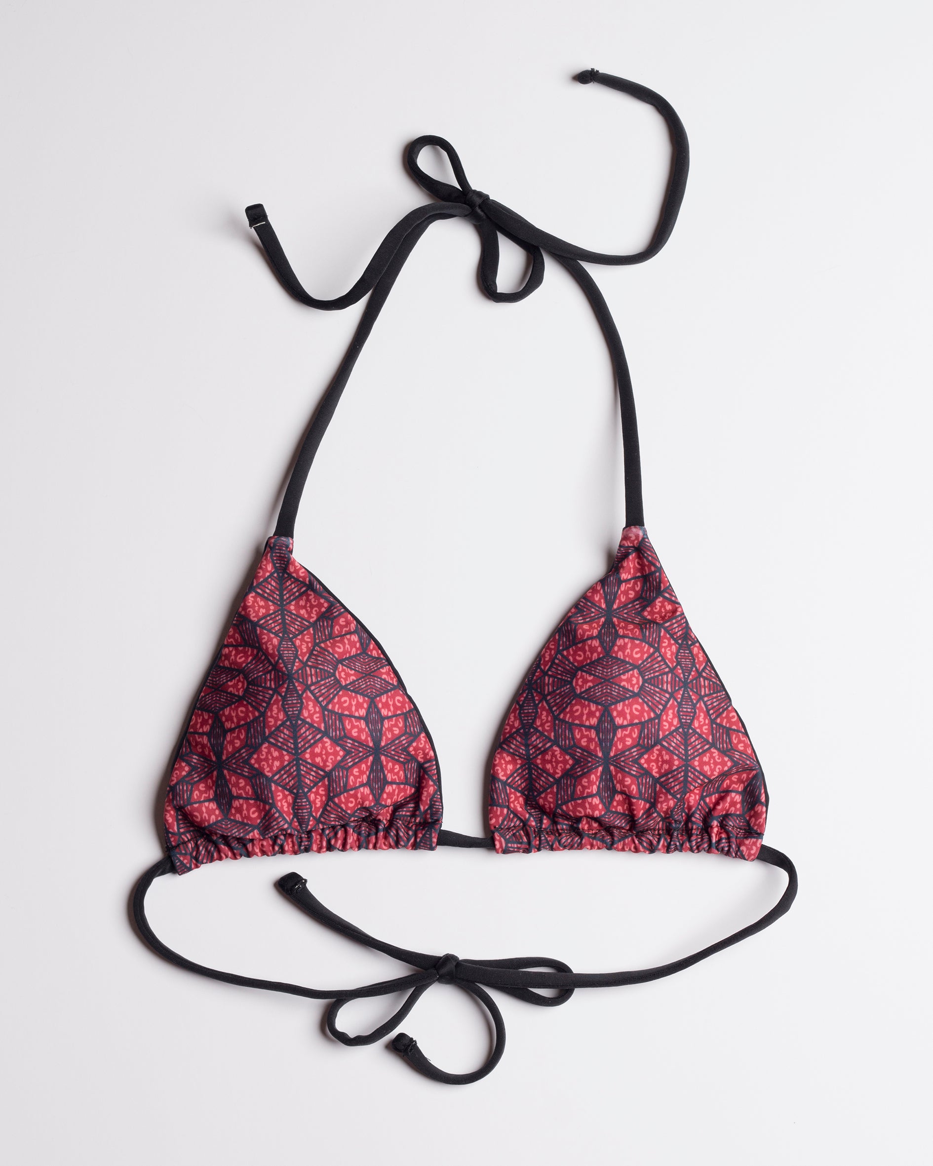 Navalang - Vörös-fekete absztrakt mintás fekete megkötős háromszög bikini felső, előről, fehér háttéren
