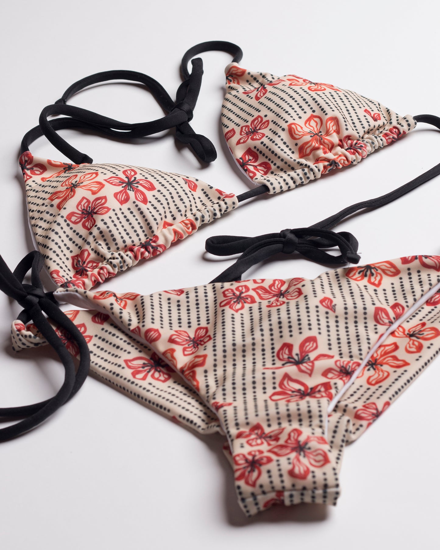 Japánvirág mintás megkötős háromszög bikini felső és brazil alulról leterítve fotózva
