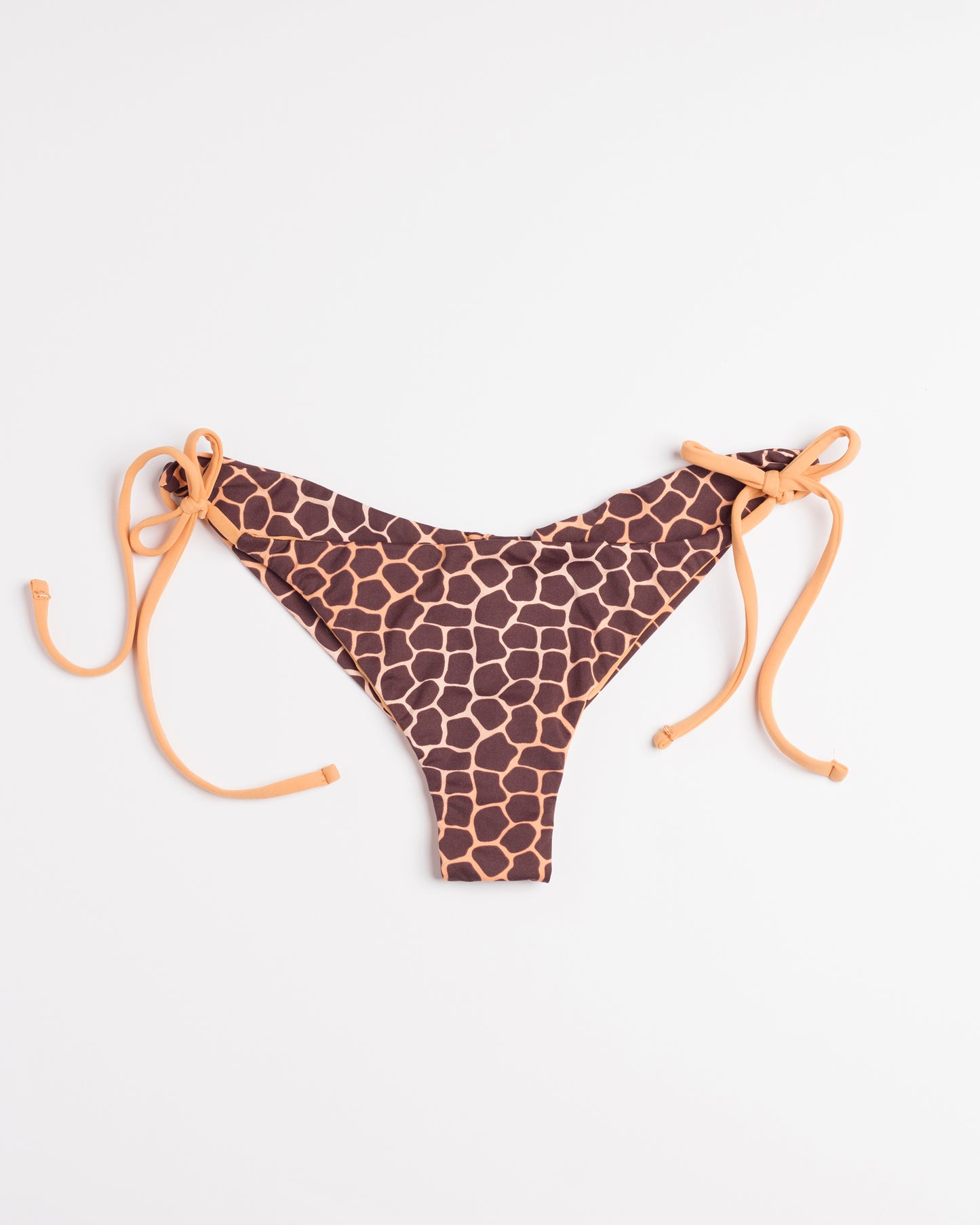 Zsiráfmintás brazil bikini alsó, oldalsó megkötőkkel, fehér háttéren.