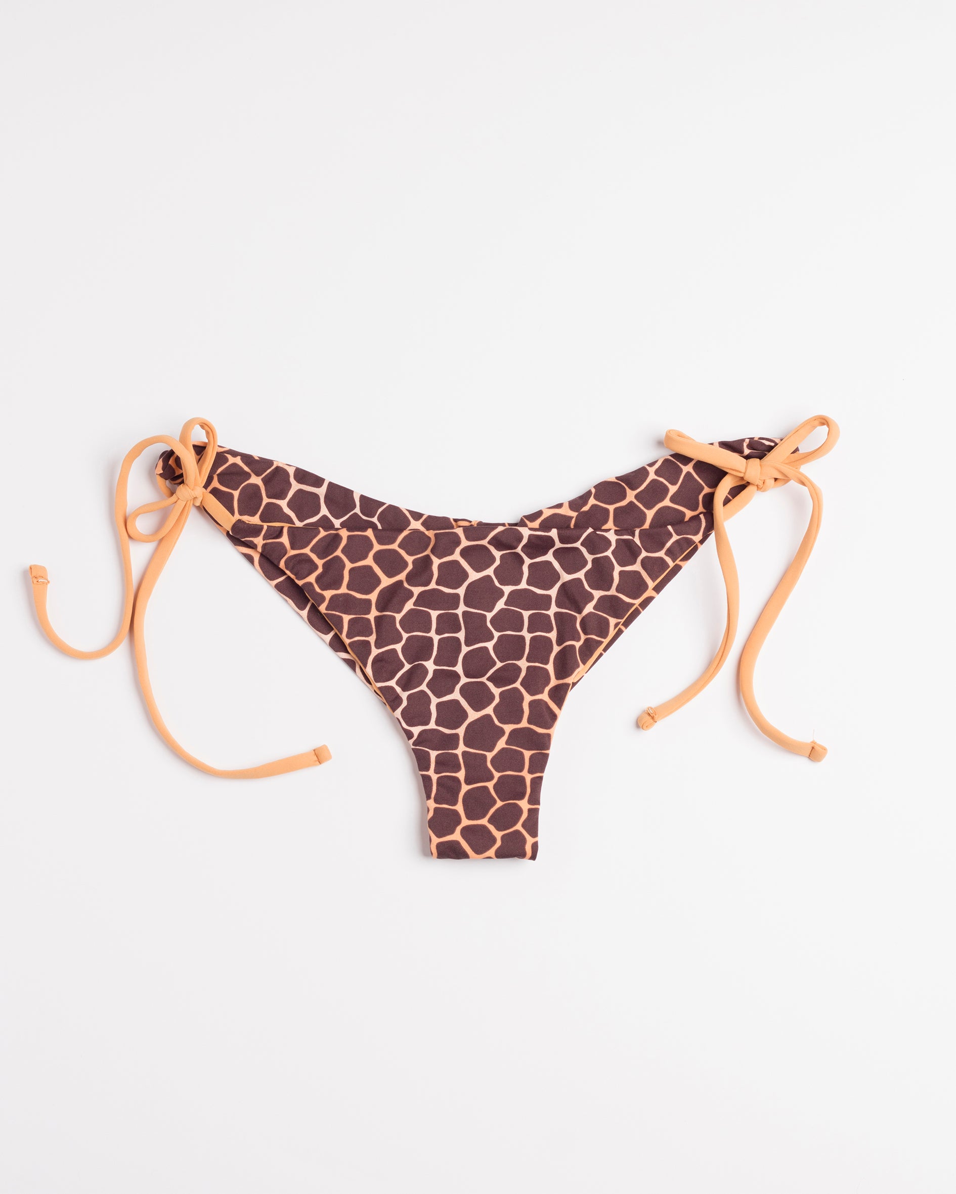 Zsiráfmintás brazil bikini alsó, oldalsó megkötőkkel, fehér háttéren.