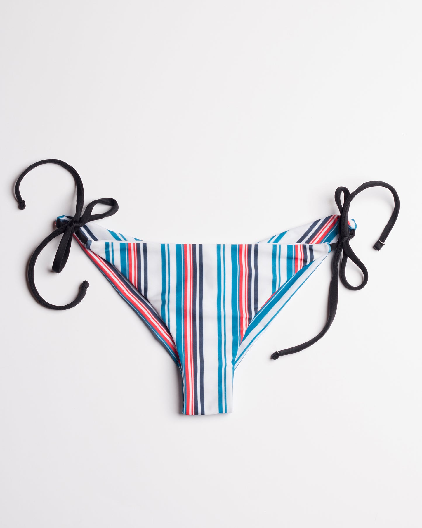 Navalang kék és vörös csíkos megkötős brazil bikini alsó, fekete pántokkal, előről, fehér háttéren
