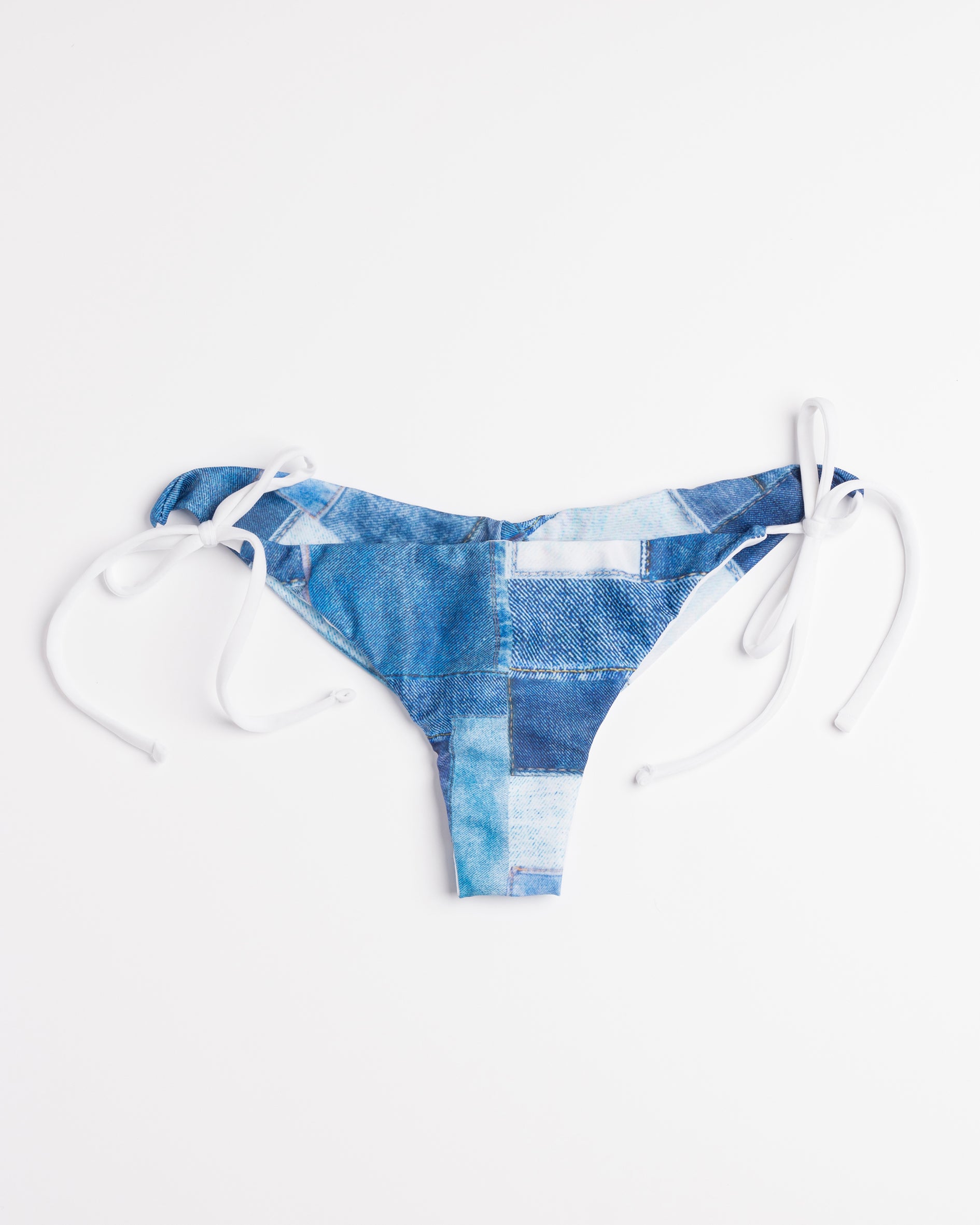 Navalang Farmer mintás brazil bikini alsó fehér megkötőkkel, előről, fehér háttéren