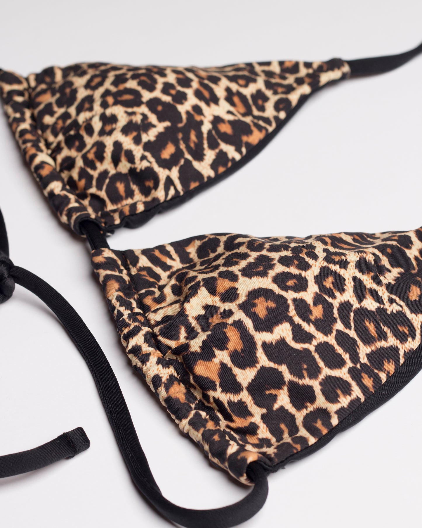Navalang leopárdmintás háromszög bikini felső – termékfotó közelről