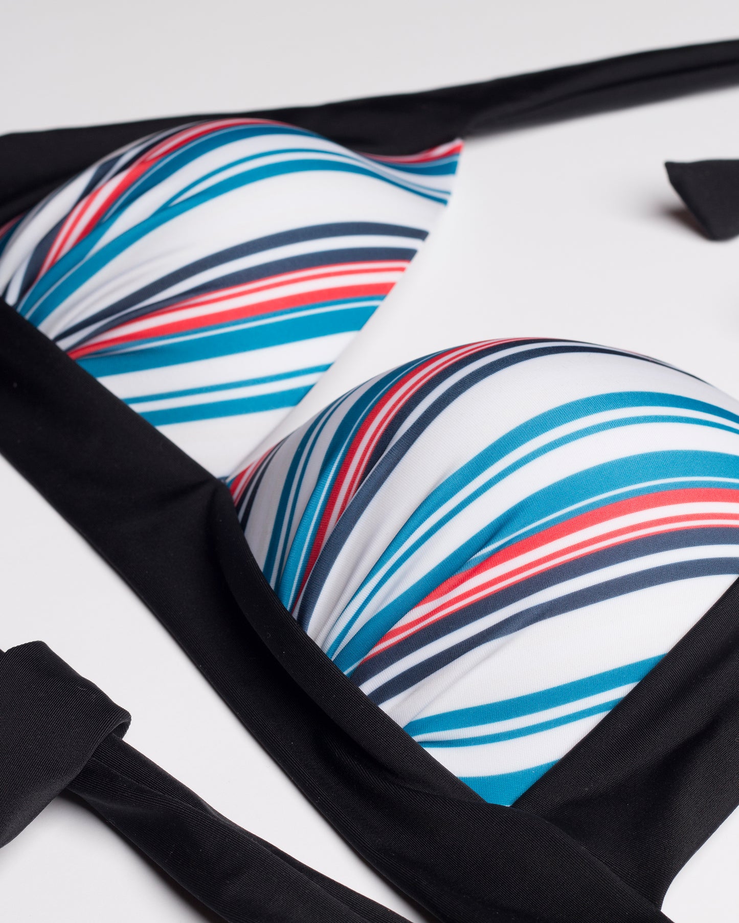 Navalang - Fehér alapon kék és piros csíkos háromszög push-up bikini felső széles fekete megkötőkkel, közelről