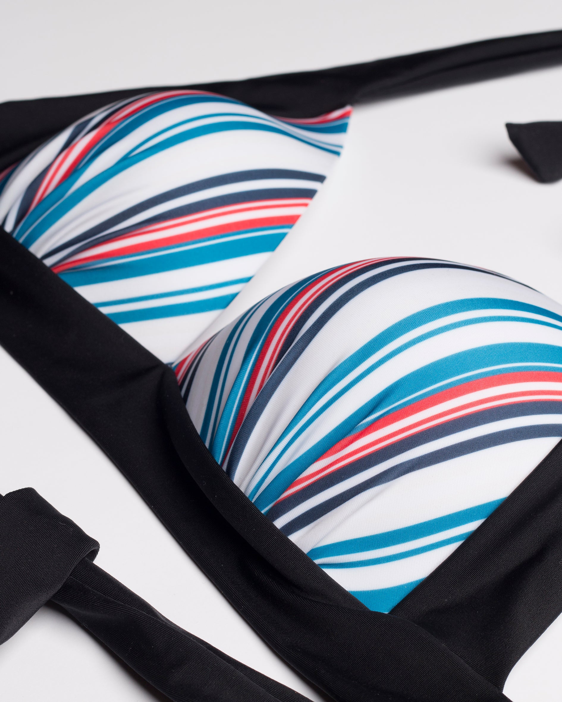 Navalang - Fehér alapon kék és piros csíkos háromszög push-up bikini felső széles fekete megkötőkkel, közelről