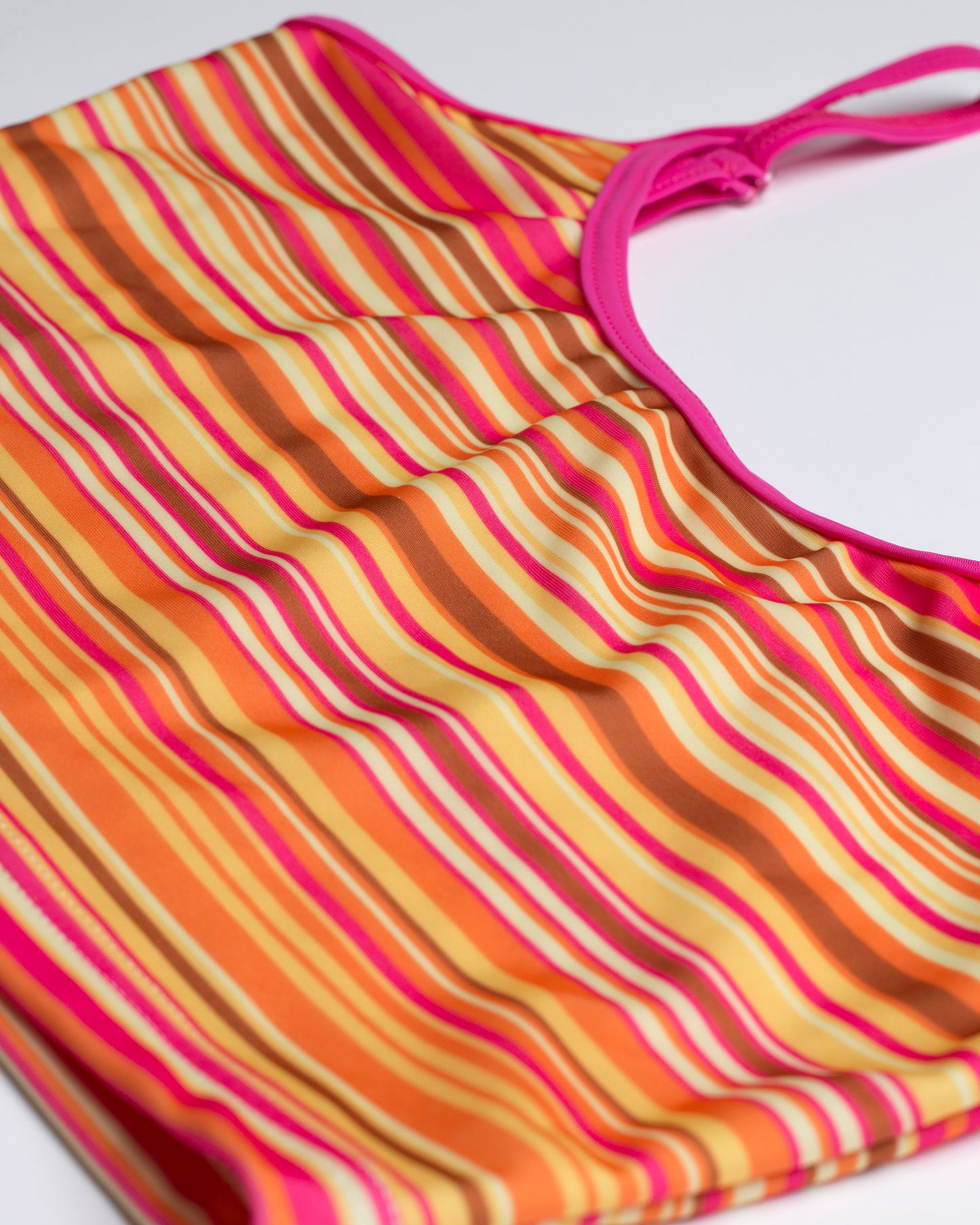 Pink csíkos top fazonú bikini felső közeli képe az anyag mintázatáról