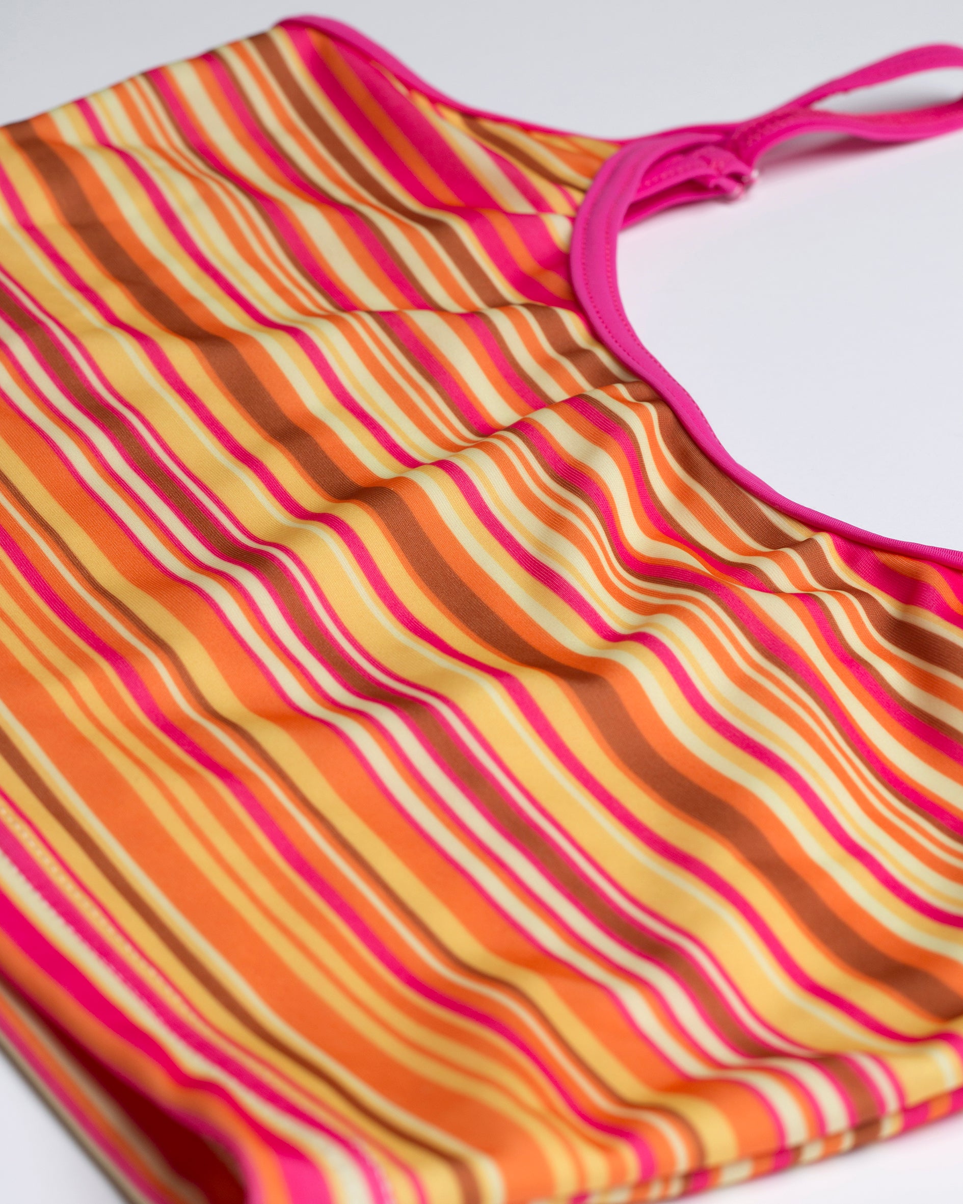 Pink csíkos top fazonú bikini felső közeli képe az anyag mintázatáról