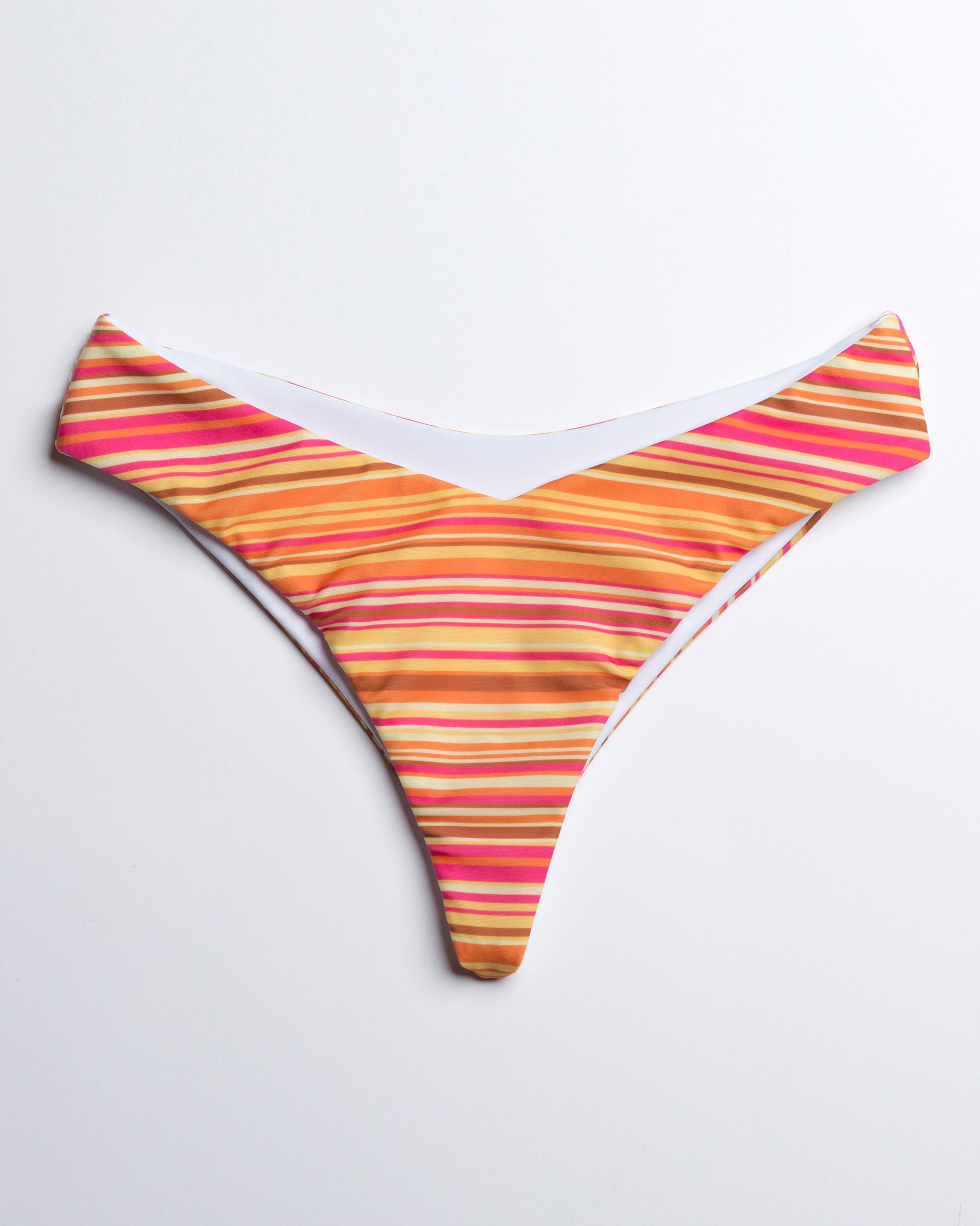 Pink csíkos V-szabású brazil bikini alsó, előről, fehér háttéren