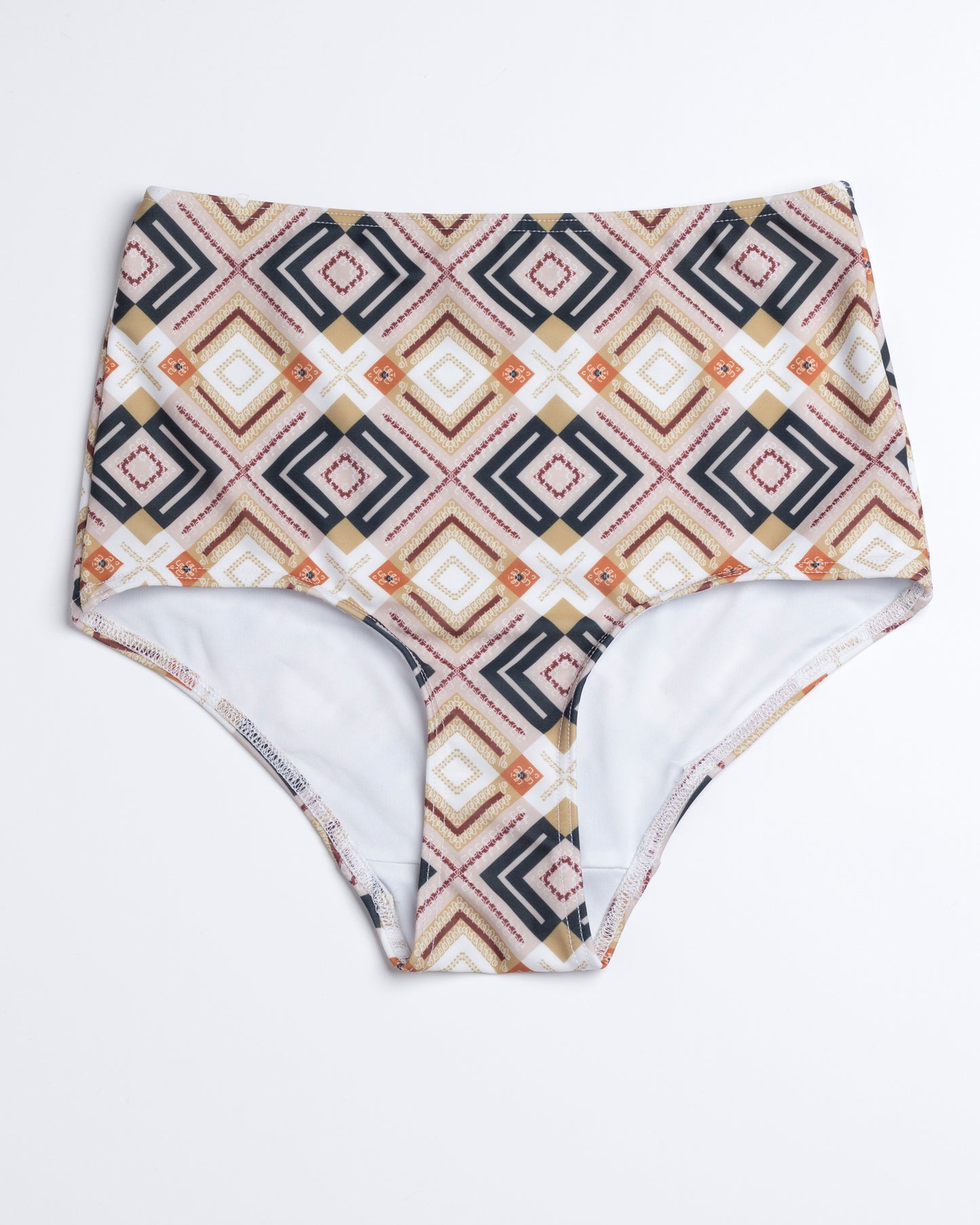 Pasztell kendő mintázatú magasított derkú hagyományos hátrészű teli bikini alsó leterített képe, előről