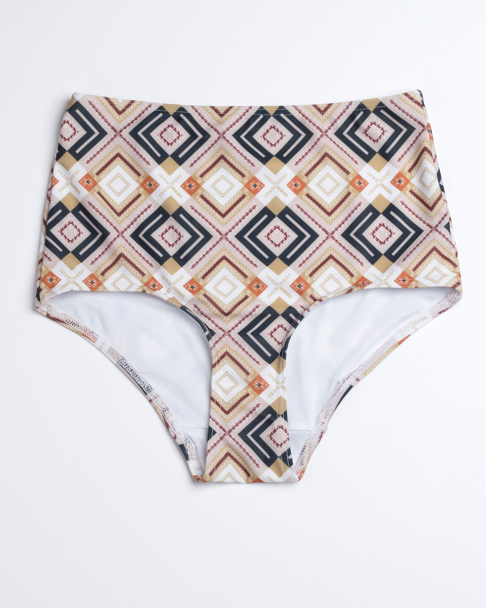Pasztell kendő mintázatú magasított derkú hagyományos hátrészű teli bikini alsó leterített képe, előről