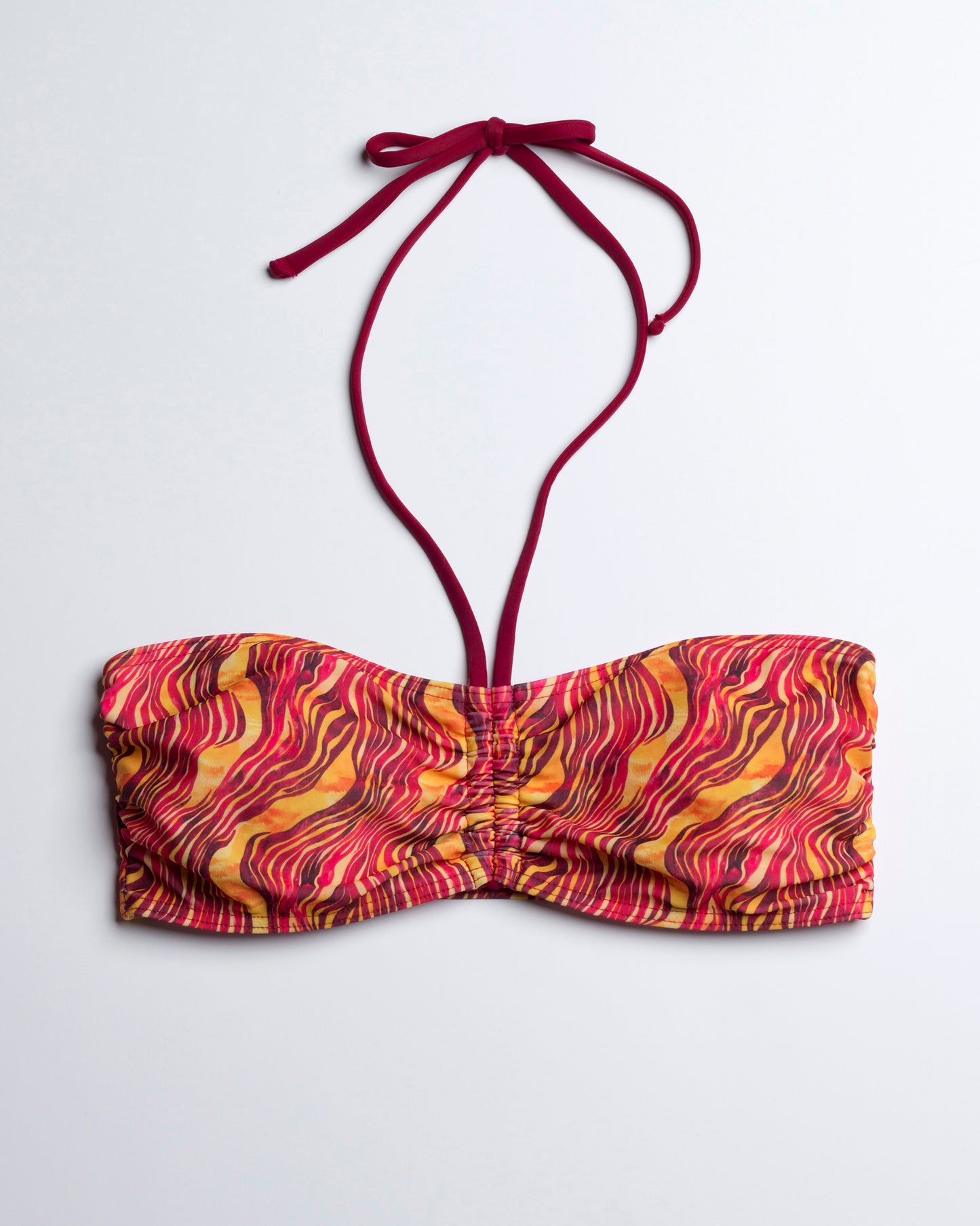 Savanna mintás középen húzott, nyakbaköthető bandeau bikini felső bordó nyakbakötővel, előről fotózva fehér háttéren