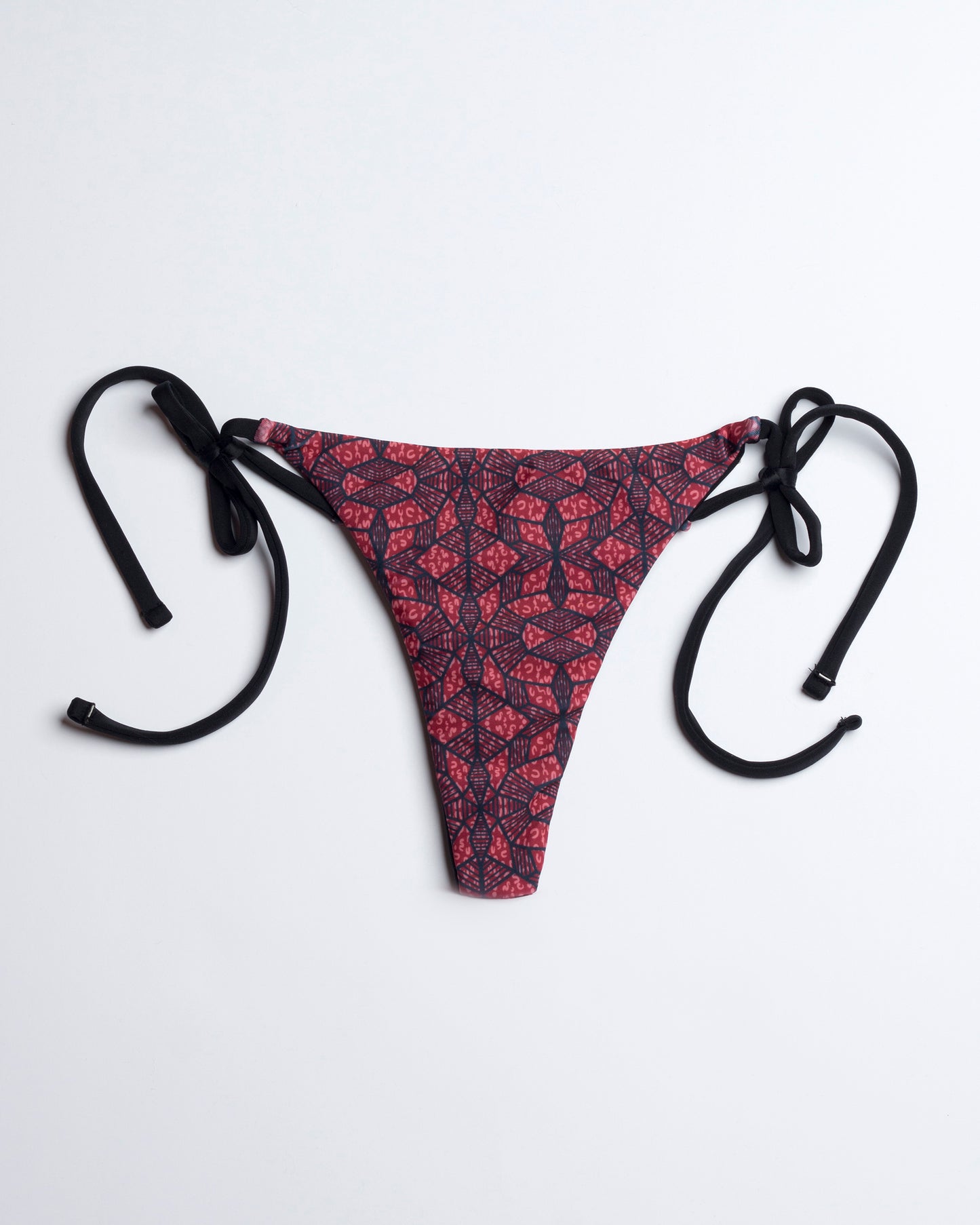 Navalang - Vörös és fekete absztrakt mintázatú, oldalt megkötős, Tanga fazonú bikini alsó, előről, fehér háttéren
