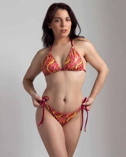 Afrika mintás háromszög bikini felső és oldalt megkötős brazil bikini alsó, előről modellen