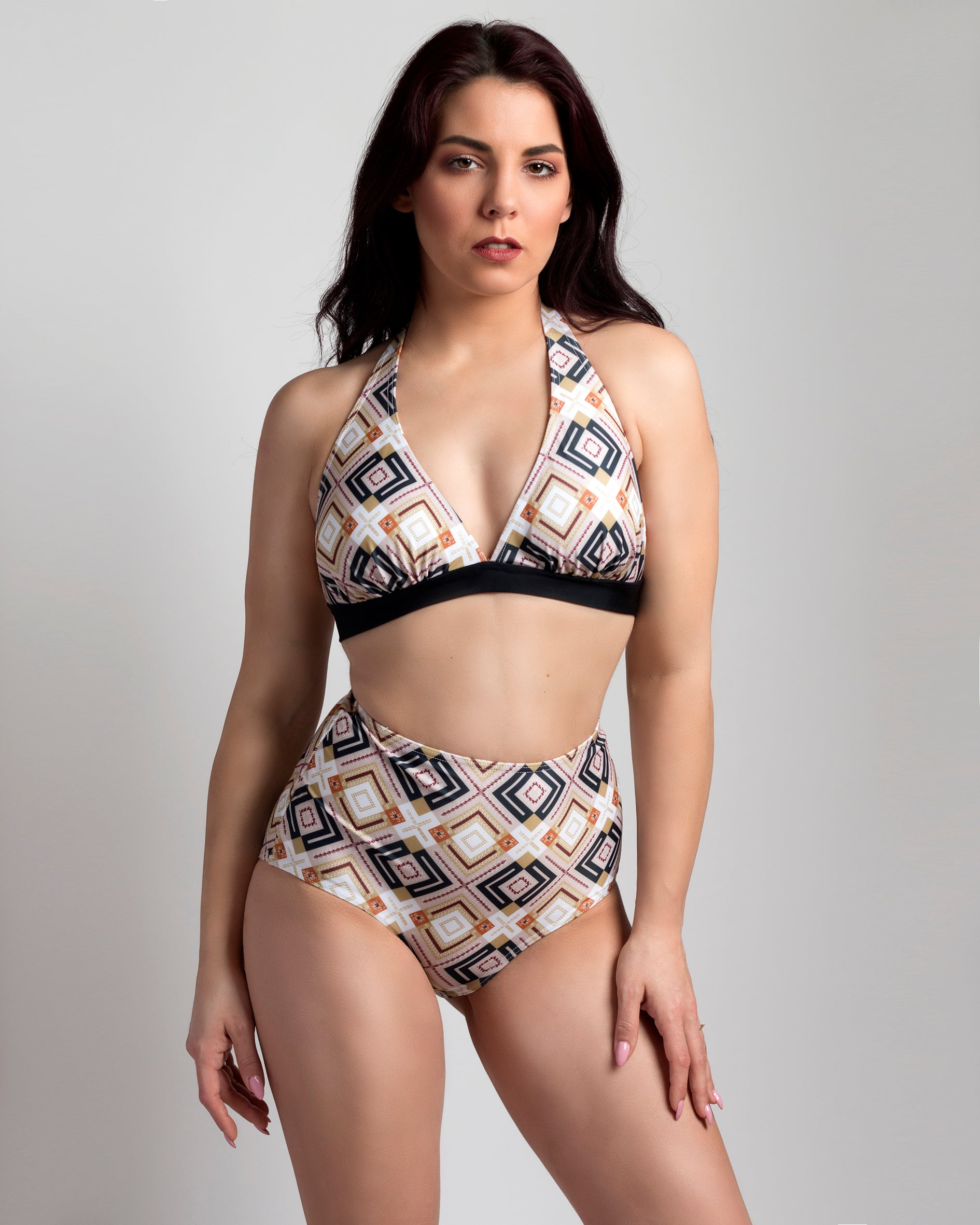 Pasztell mályva kendő mintázatú hosszított háromszög bikini felső és magasított derekú teli bikini alsó előről fotózva modellen