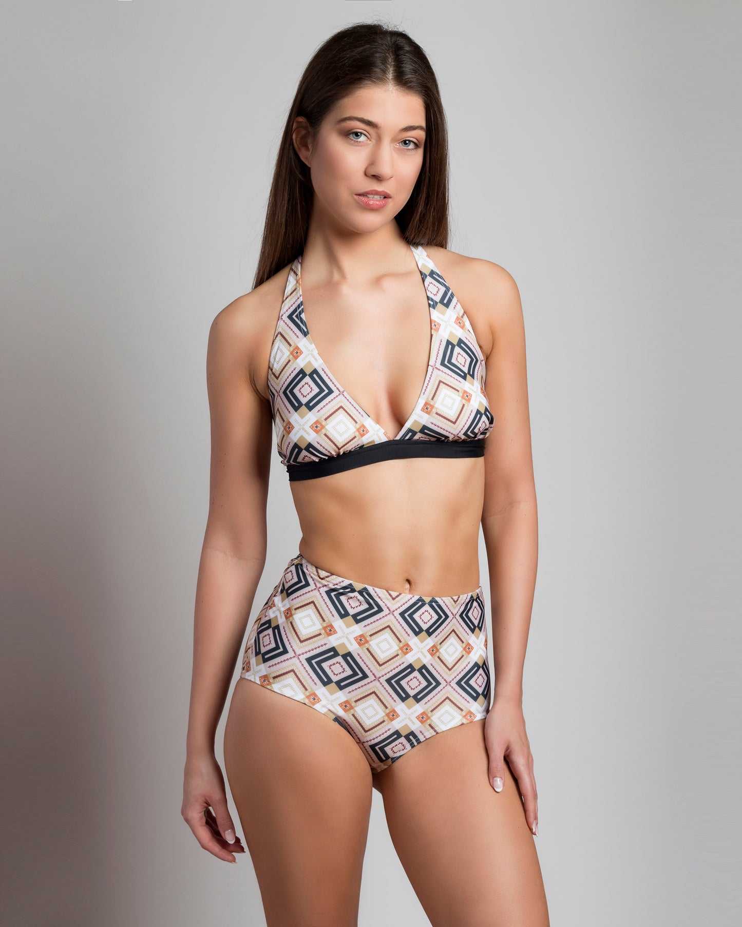 Pasztell kendő mintázatú hosszított háromszög bikini felső és magasított derekú teli bikini alsó előről fotózva modellen