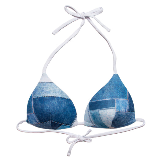 Elölnézetből készült kép farmer hatású női bikini felsőről, fehér és kék denim patchwork mintával, fehér háttéren.