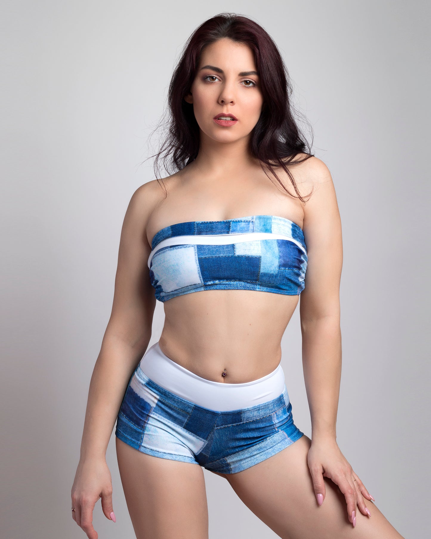 Farmer mintás bandeau bikini felső és rövid nardág fazonú bikini alsó kontrasztos fehér színnel, előről, modellen