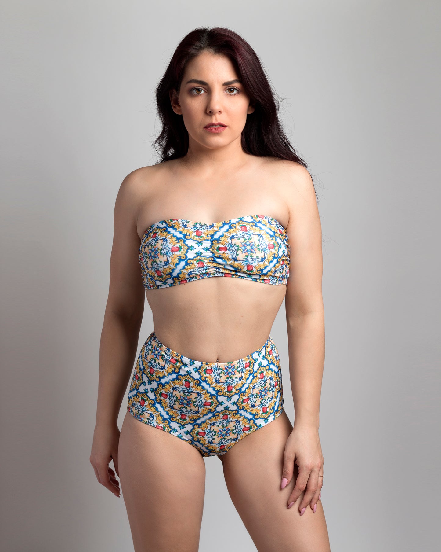 Navalang görög csempe mintázatú csőtopp bikini felső és magasított derekú teli bikini alsó modellen, előről