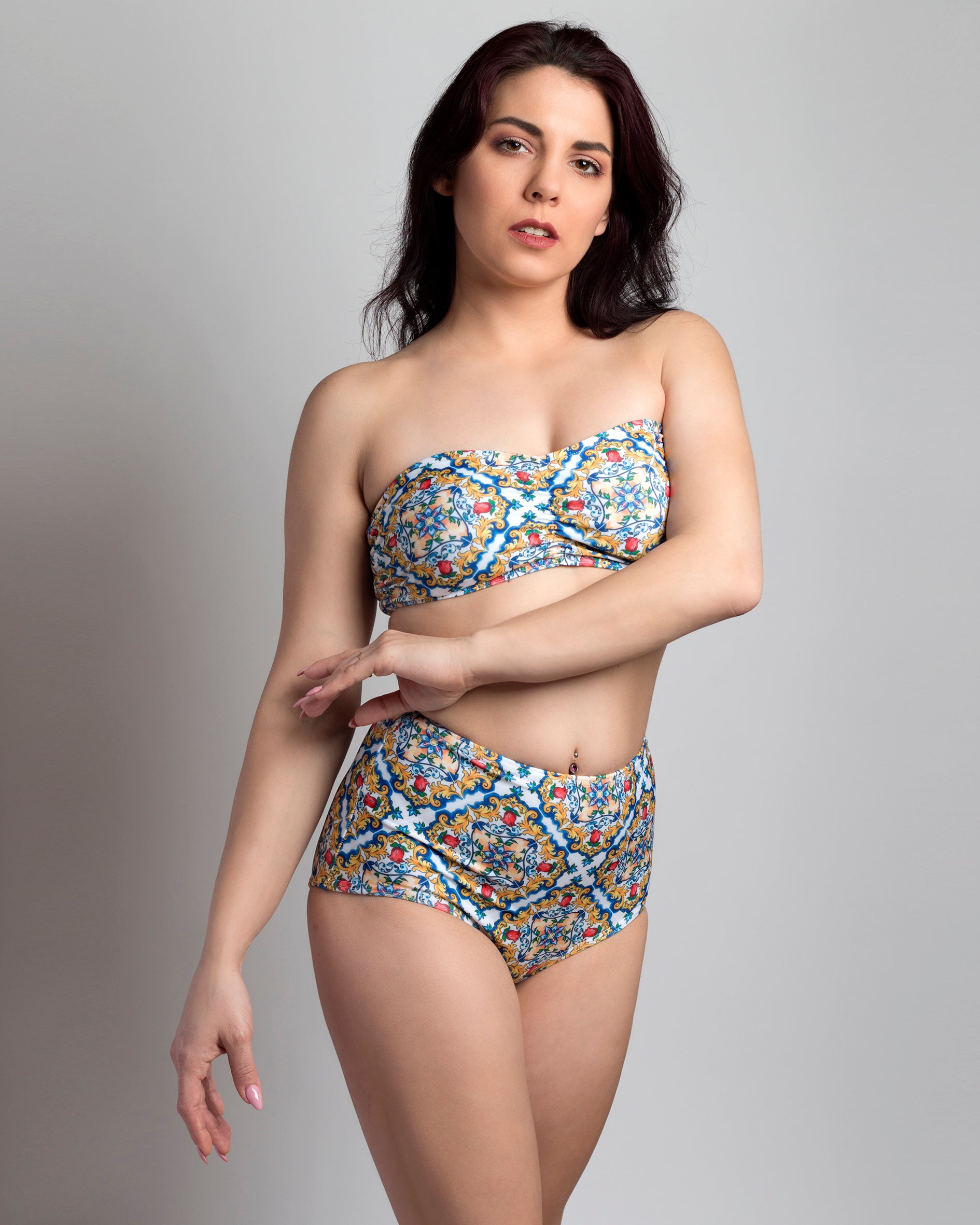 Navalang görög csempe mintás  magasított derekú bikini alsó és csőtopp bikini felső előről modellen