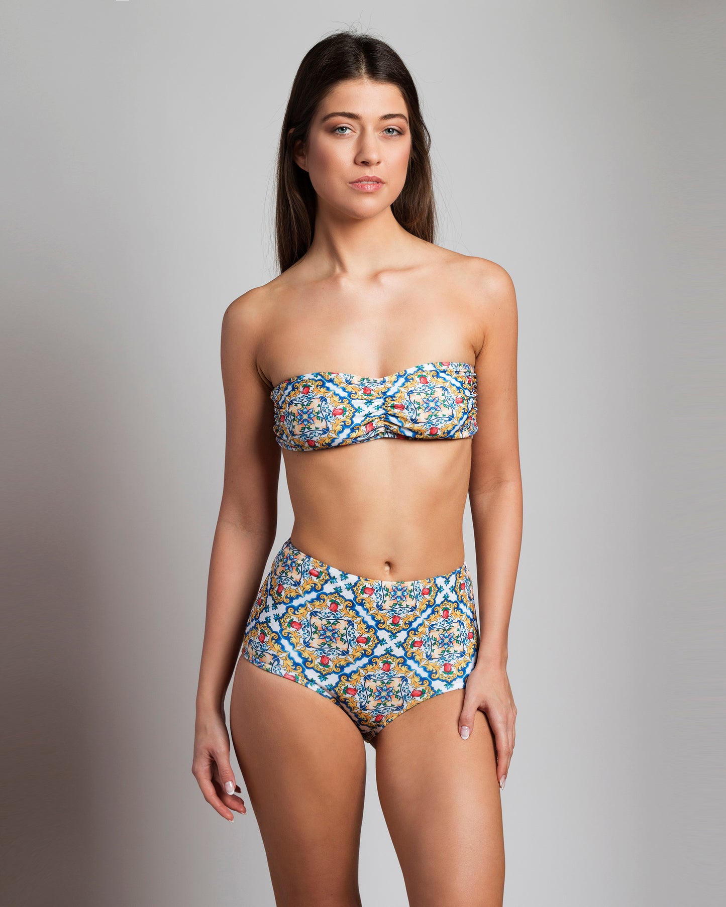 Görög csempe mintás magasított derekú bikini alsó és ráncolt csőtopp bikini felső előről modellen