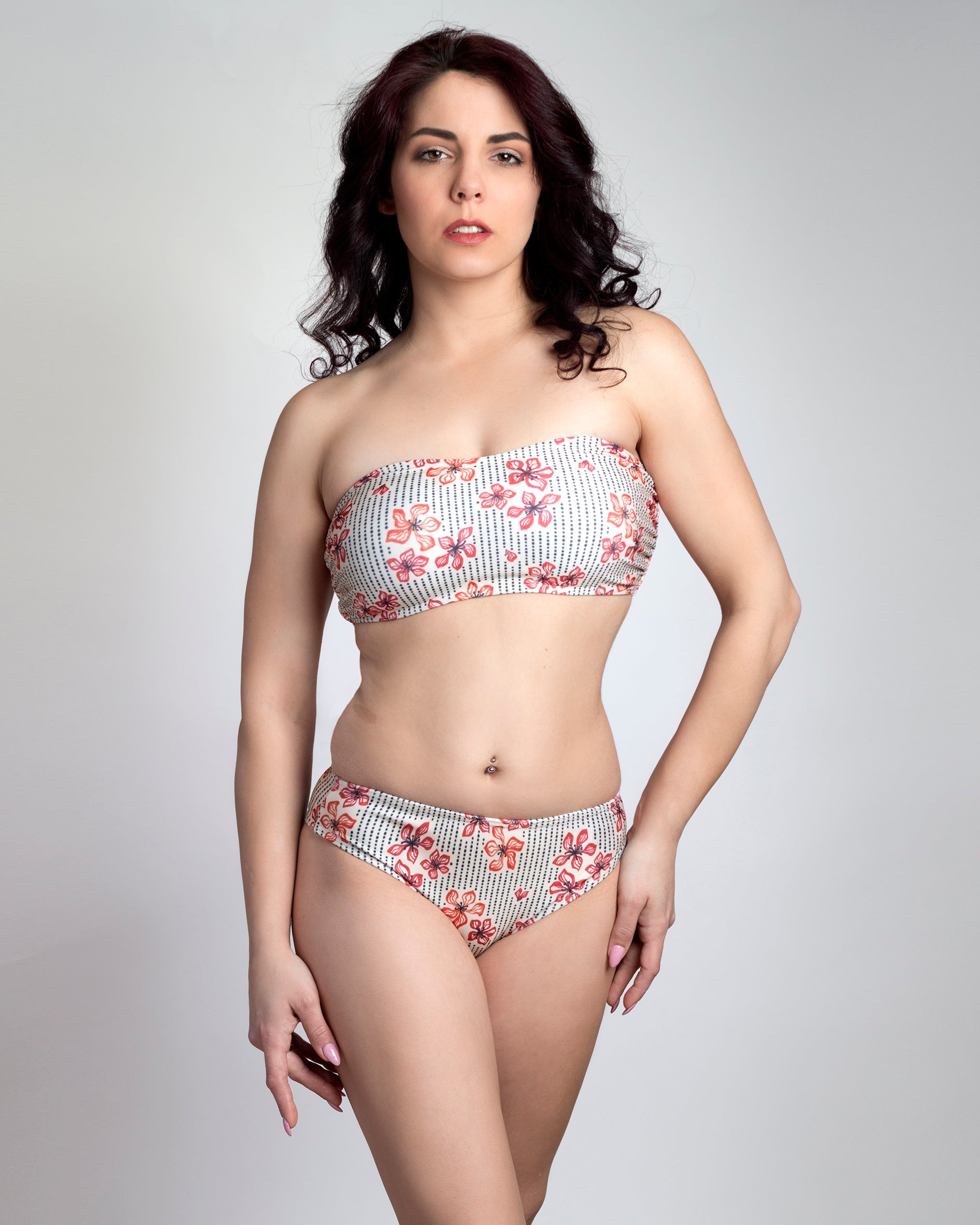 Navalang japán virágos bandeau bikini felső és klasszik teli fazonú bikini alsó előről modellen 