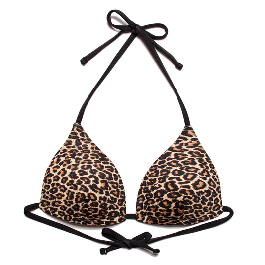 Leopárdmintás háromszög fazonú női bikini felső elölnézet, fekete megkötőkkel, fehér háttéren.