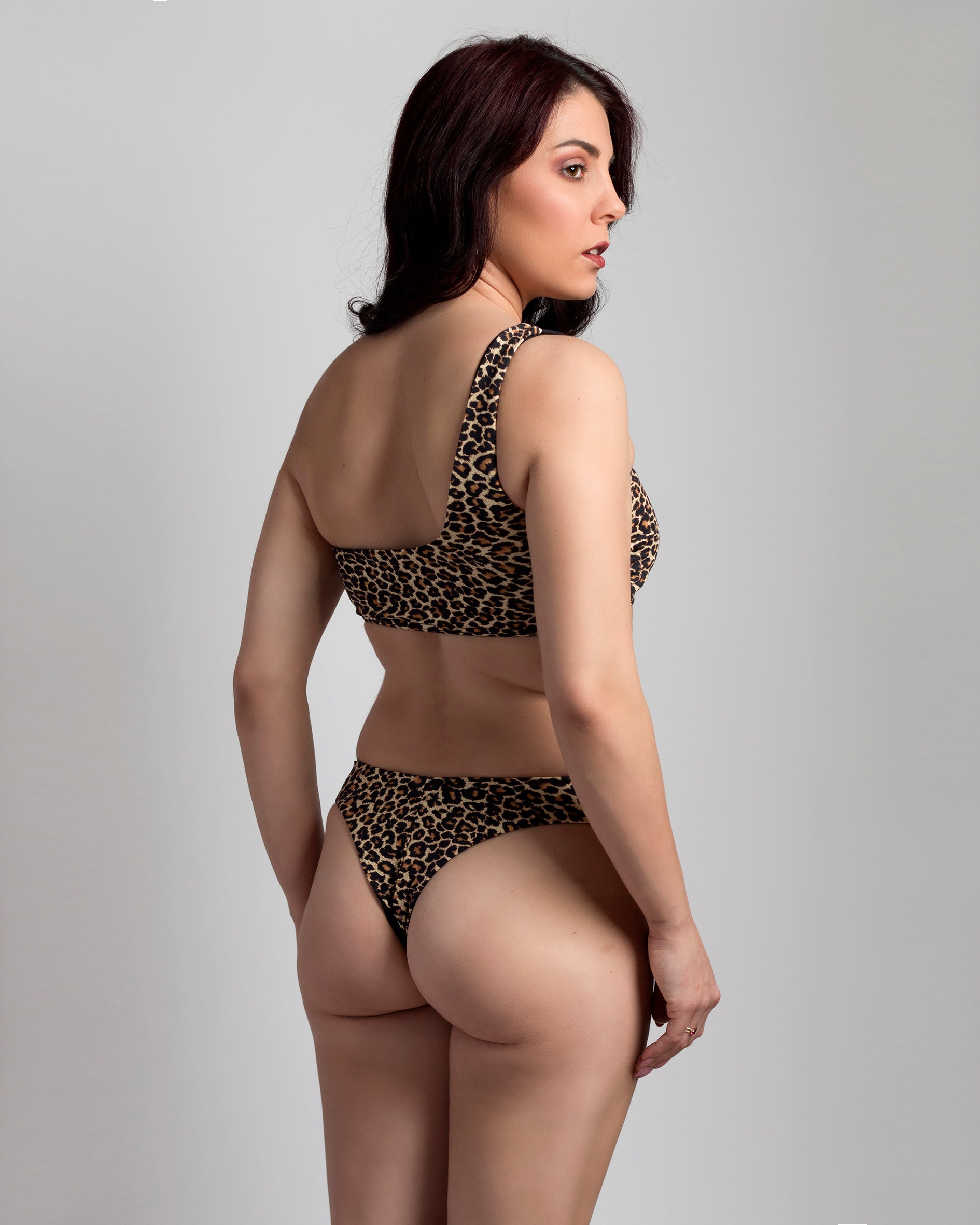 Leopárdmintás asszimetrikus brazil bikini alsó és asszimetrikus top felső hátulról modellen 