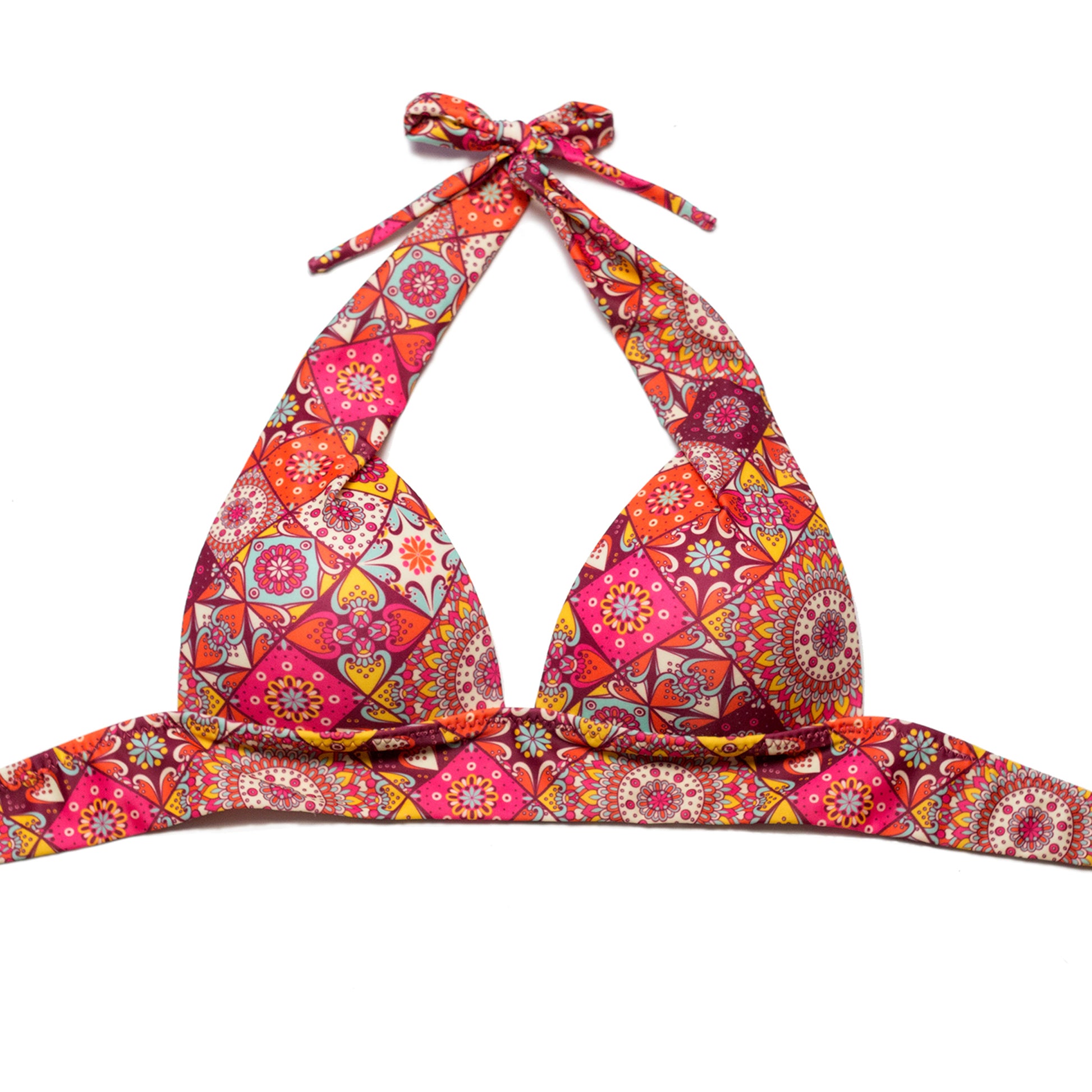 Mandala mintás női bikini felső elölről, megkötővel, élénk színes geometrikus, patchwork jellegű mintával, fehér háttéren.