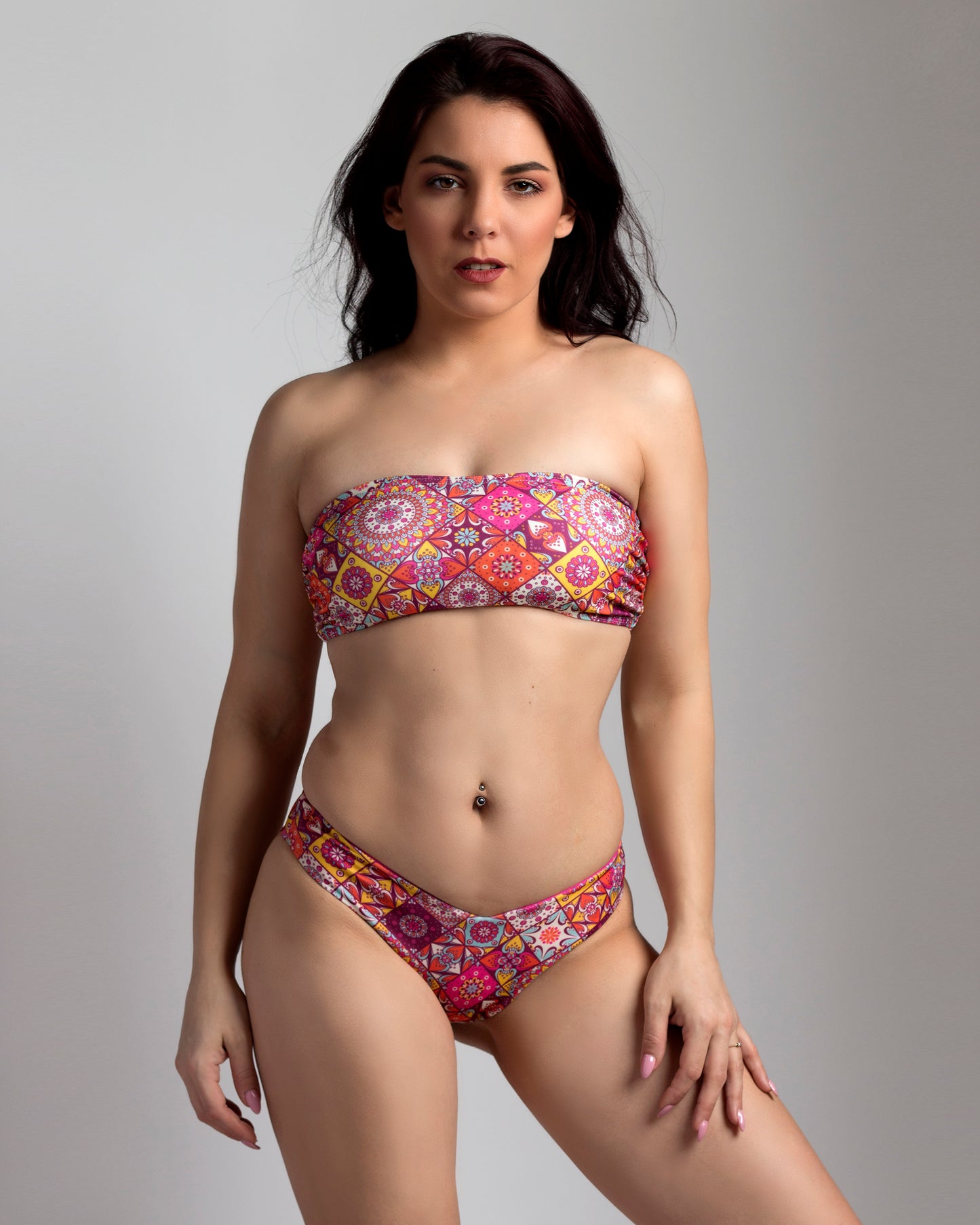 Mandalamintás bandeau bikini felső és V szabású brazil bikini alsó előről, modellen