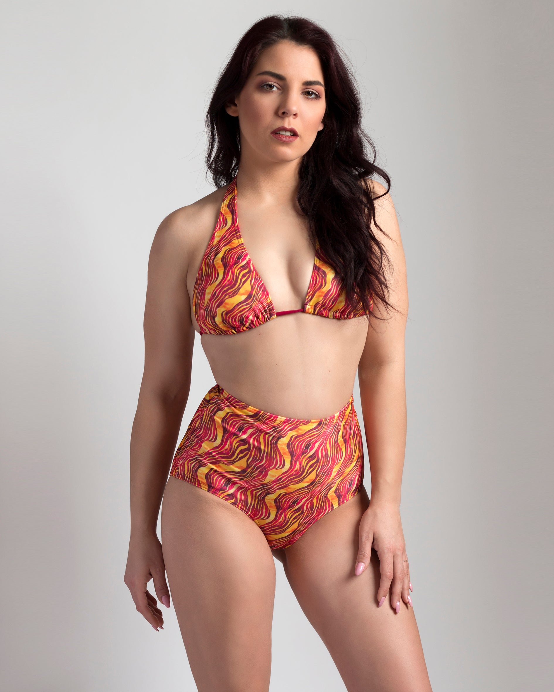 Hosszított háromszög fazonú Savanna mintás bikini felső, magas derekú alsóval párosítva, előről modellen.