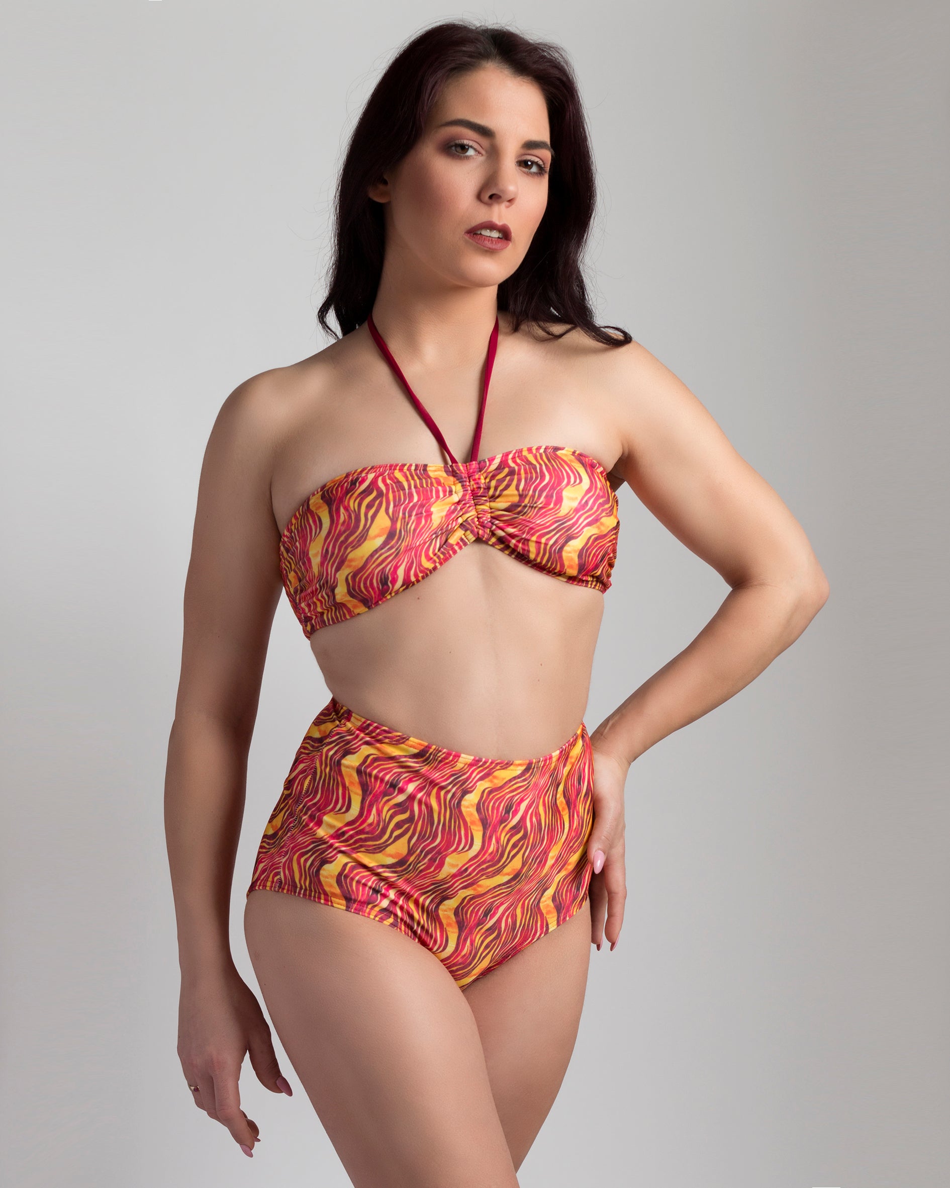 Savanna mintás középen húzott bandeau bikini felső bordó nyakbakötővel, magas derekú teli bikini alsóval, előről fotózva modellen