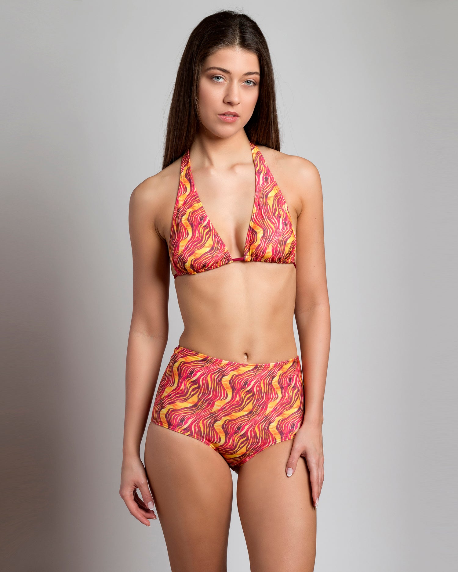 Szavanna mintás, hosszított háromszög fazonú bikini felső és magasított derekú teli bikini alsó, modellen, előről