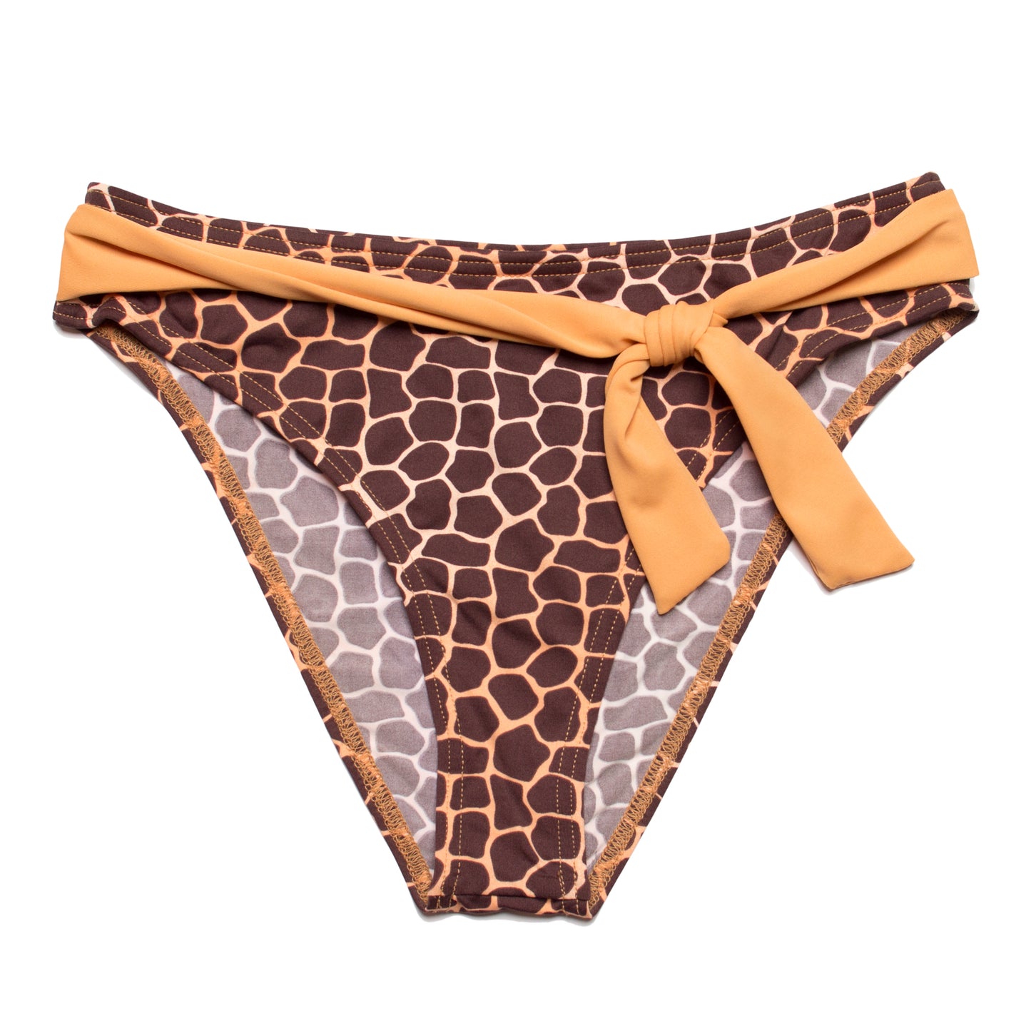 Zsiráf mintás, klasszikus fazonú női bikini alsó, kontrasztos díszmegkötővel, fehér háttéren fotózva.